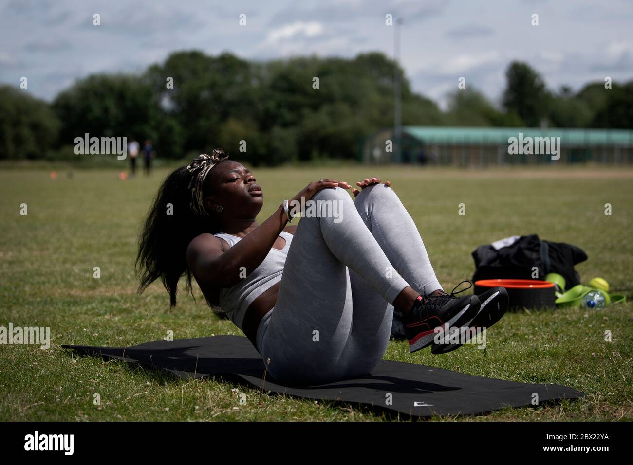 Asha Philip während einer Trainingseinheit in ihrem lokalen Park in Walthamstow, London, da ihre üblichen Trainingseinrichtungen in East London wegen der Blockade von Covid-19 geschlossen bleiben. Stockfoto