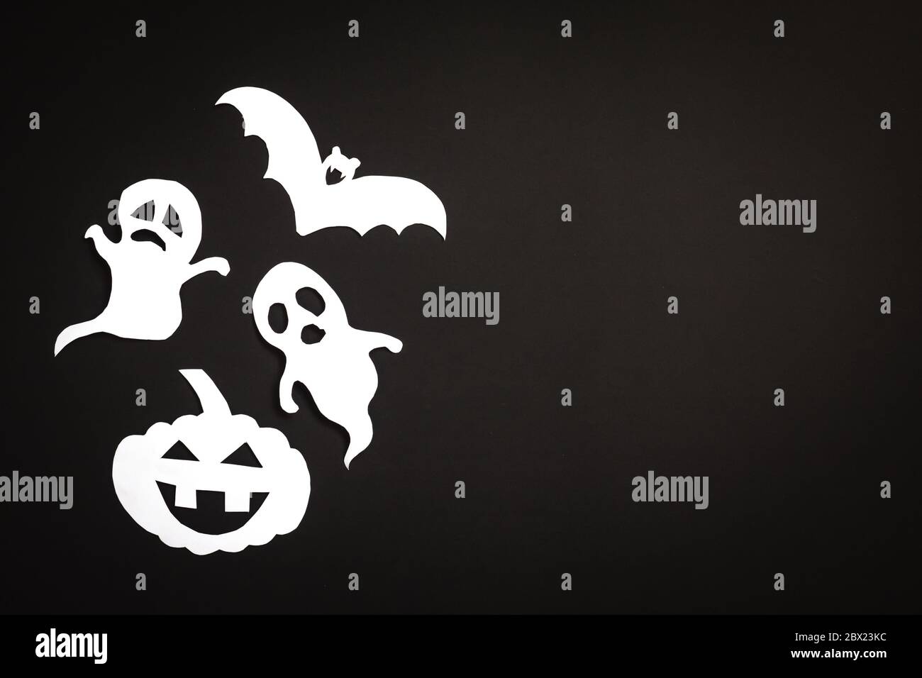Halloween Urlaub Hintergrund mit Kürbis, Geister und Fledermaus geschnitten Papier auf schwarzem Hintergrund. Freier Platz für Text. Stockfoto