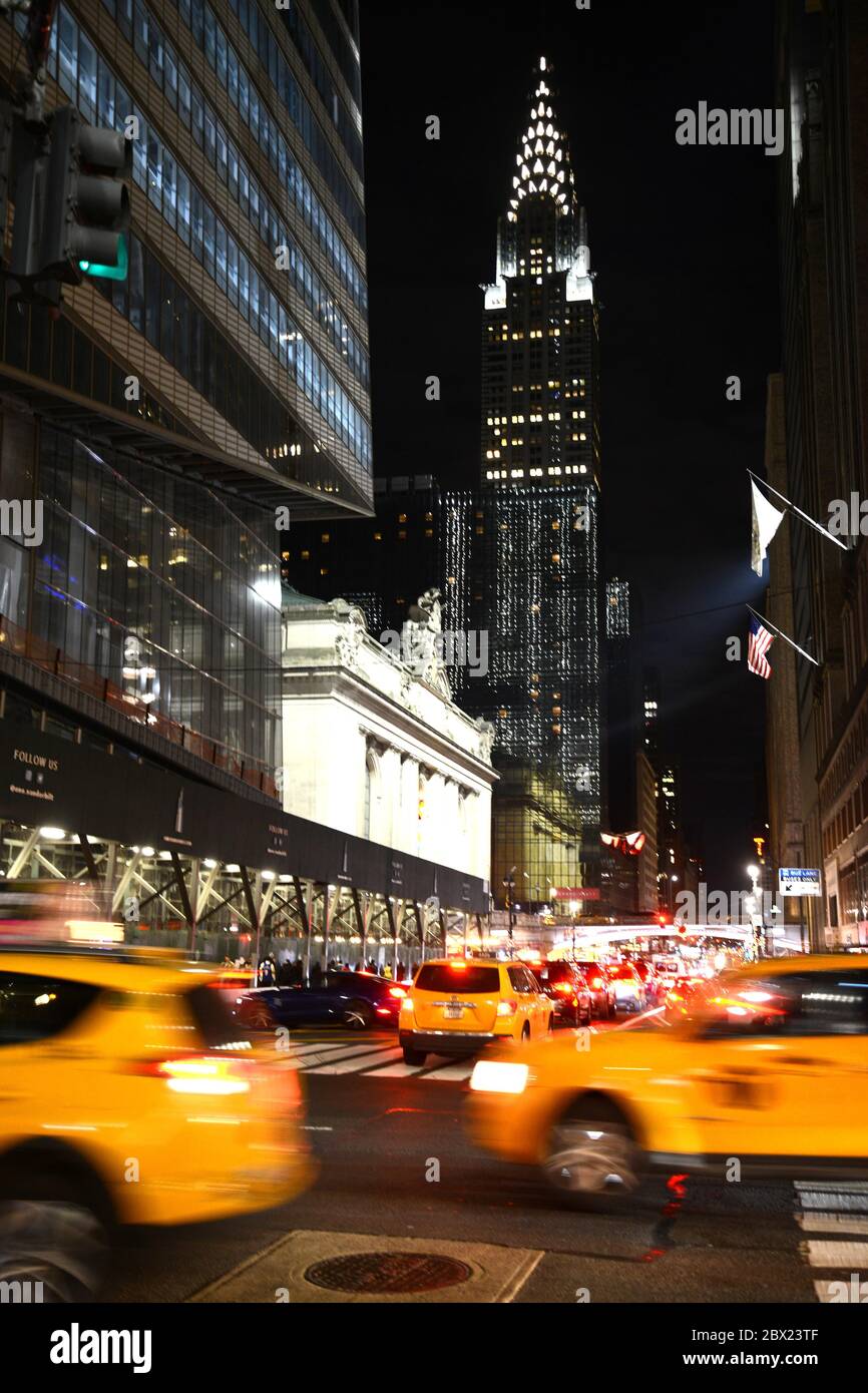 New York Taxis in Manhattan bei Nacht mit Chrysler Building im Hintergrund Stockfoto