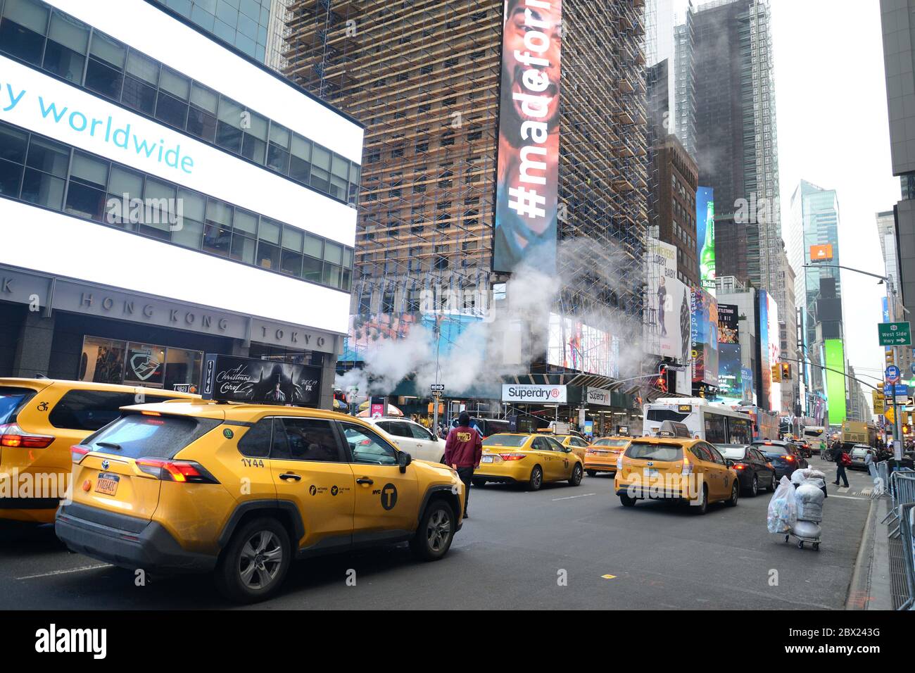 New York Taxis in Manhattan, wenn Dampf aus der Straße spuckt Stockfoto