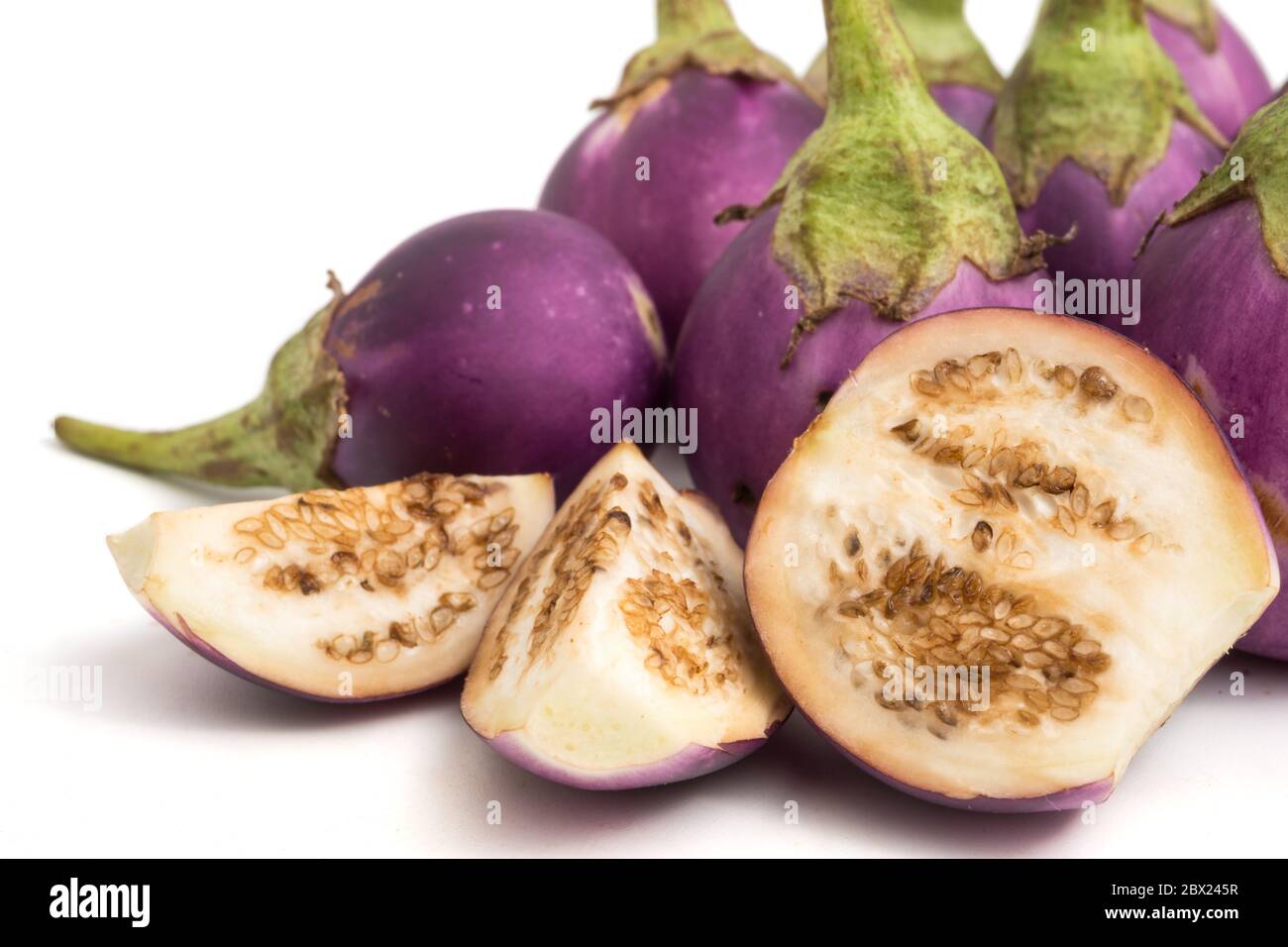 Frische Lila Auberginen auf weißem Hintergrund. Stockfoto