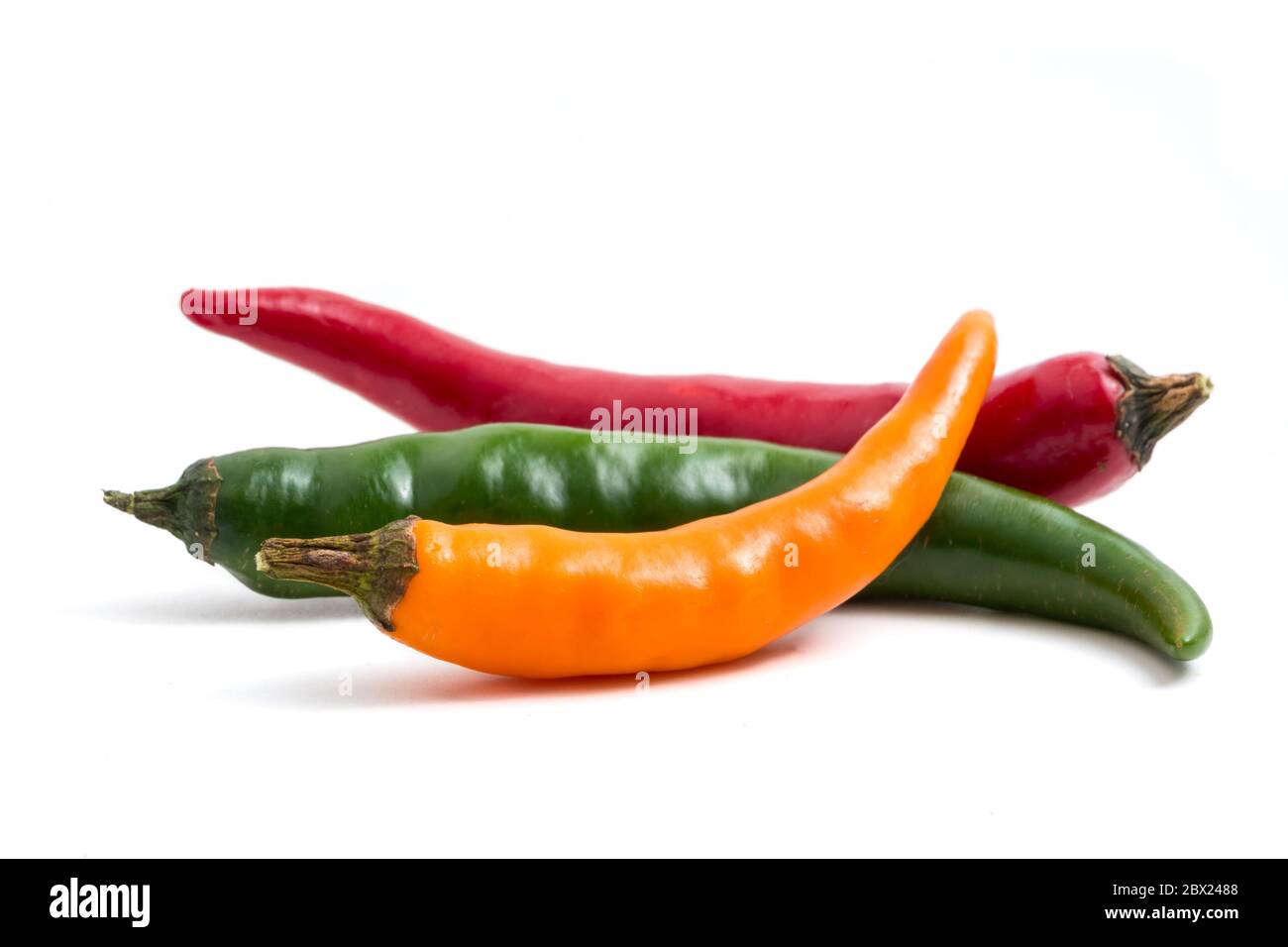 Bunte Mischung aus Chili Pappers auf weißem Hintergrund. Stockfoto