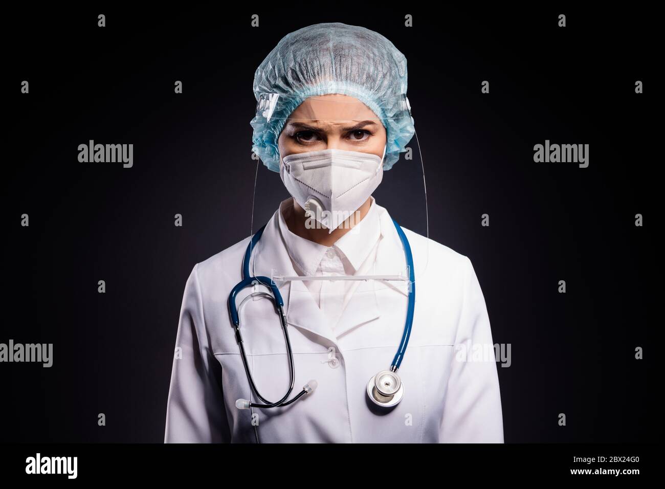 Portrait Foto von seriösen Virologen doc Chirurg sehen ungehorsam Patienten gereizt tragen medizinische Stethoskop Labor Mantel Maske Gesicht Kunststoff schützen Schild Stockfoto