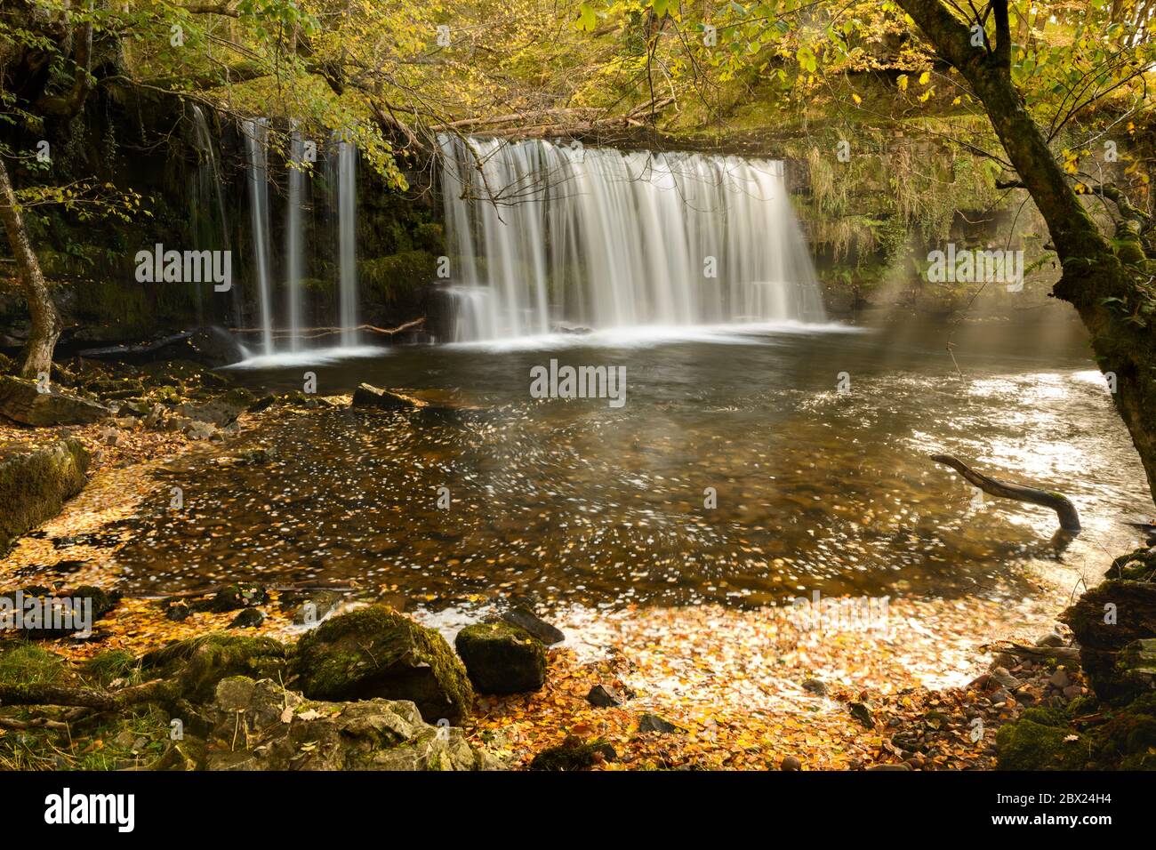 Der Sgwd Ystradfellte Ddwli Wasserfall im Tal, Brecon Beacons Stockfoto