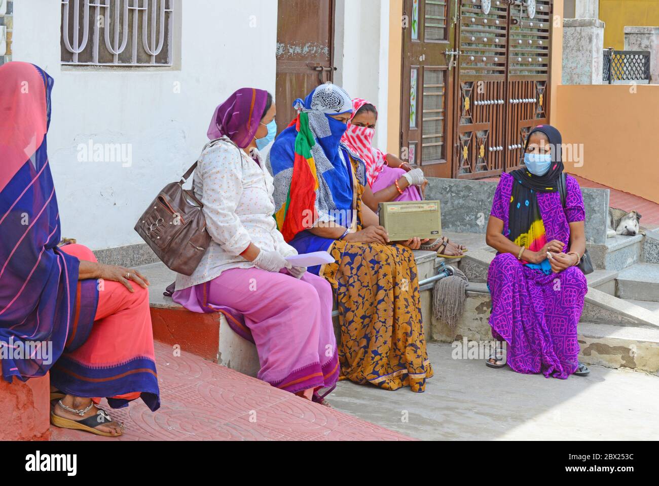 Beawar, Indien. Mai 2020. Anganwadi Arbeiter hören Premierminister Narendra Modi Radiosendung 'ann Ki Baat', während einer Tür-zu-Tür-Umfrage, um die Verbreitung von neuartigen Coronavirus zu überprüfen, am Rande von Beawar, Rajasthan. Übrigens, die "mann Ki Baat"-Adresse kommt einen Tag nach dem einjährigen Jahrestag der zweiten Amtszeit der Modi-Regierung. (Foto von Sumit Saraswat/Pacific Press) Quelle: Pacific Press Agency/Alamy Live News Stockfoto