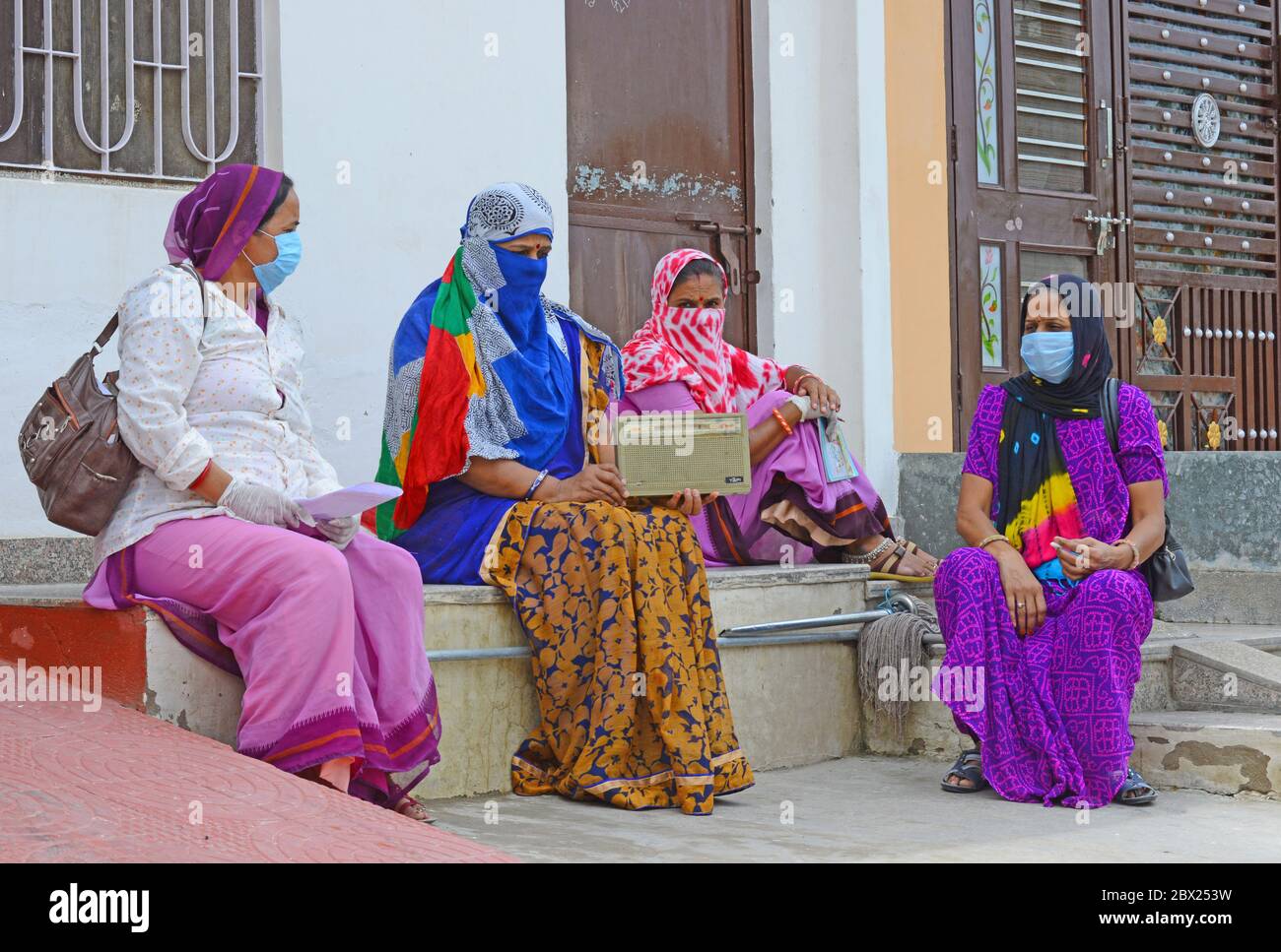 Beawar, Indien. Mai 2020. Anganwadi Arbeiter hören Premierminister Narendra Modi Radiosendung 'ann Ki Baat', während einer Tür-zu-Tür-Umfrage, um die Verbreitung von neuartigen Coronavirus zu überprüfen, am Rande von Beawar, Rajasthan. Übrigens, die "mann Ki Baat"-Adresse kommt einen Tag nach dem einjährigen Jahrestag der zweiten Amtszeit der Modi-Regierung. (Foto von Sumit Saraswat/Pacific Press) Quelle: Pacific Press Agency/Alamy Live News Stockfoto