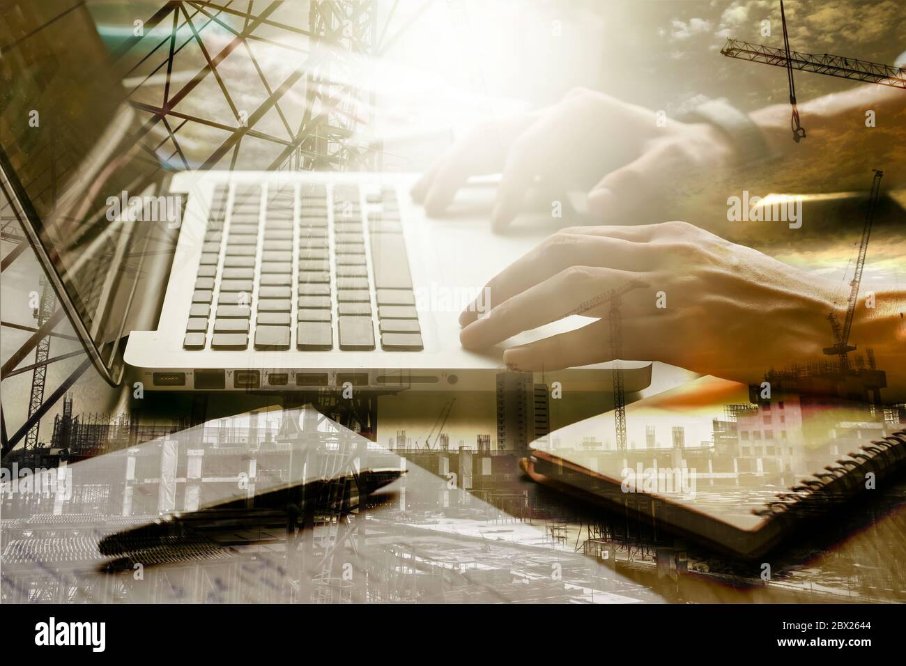 Doppel der männlichen Händen Arbeiten am Laptop mit dem Bau Baustelle ausgesetzt. Stockfoto