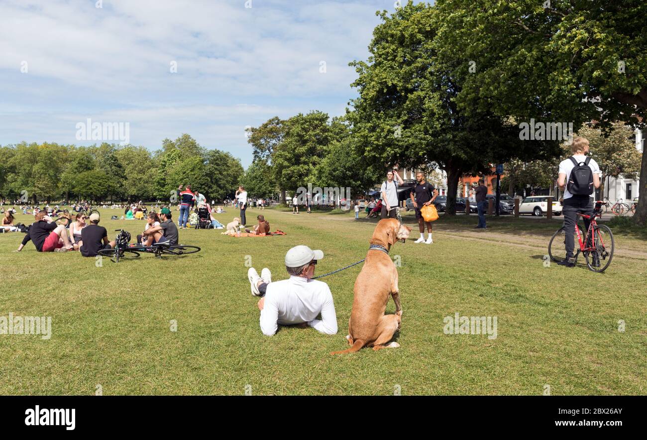 Menschen genießen den Frühling Sonnenschein auf Wandsworth Common London UK Stockfoto