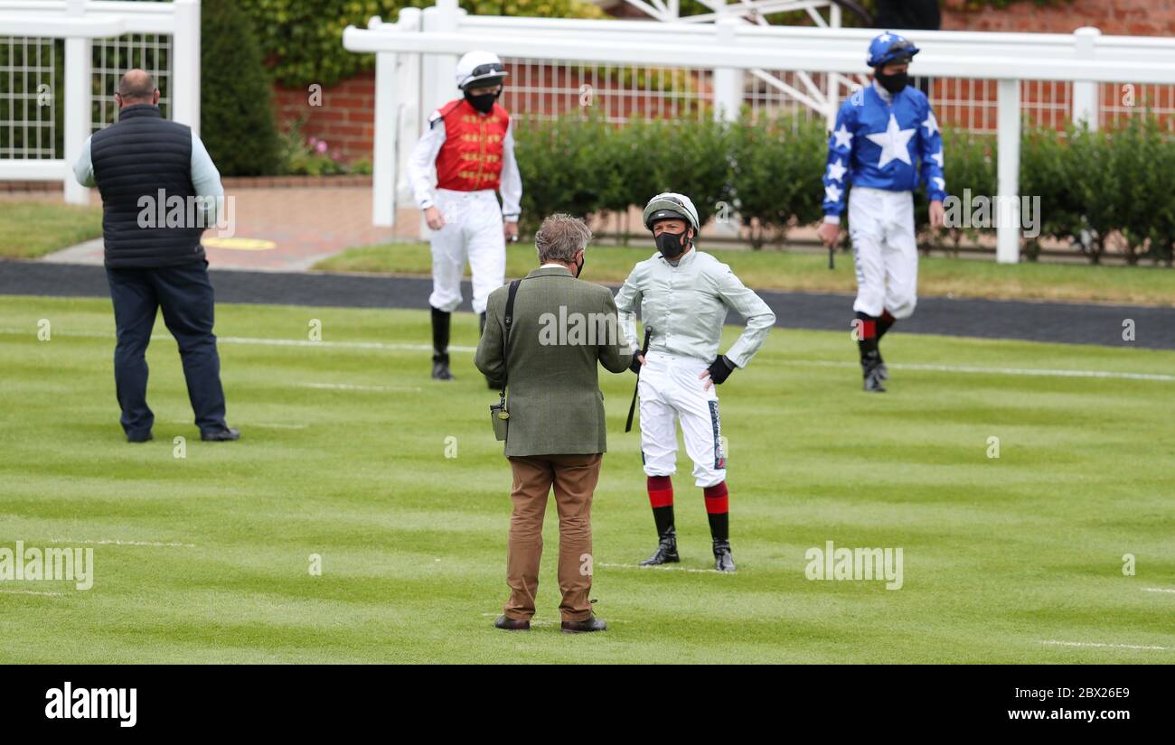 Frankie Dettori wartet im Paradering vor dem zweiten Rennen auf der Newmarket Racecourse. Stockfoto