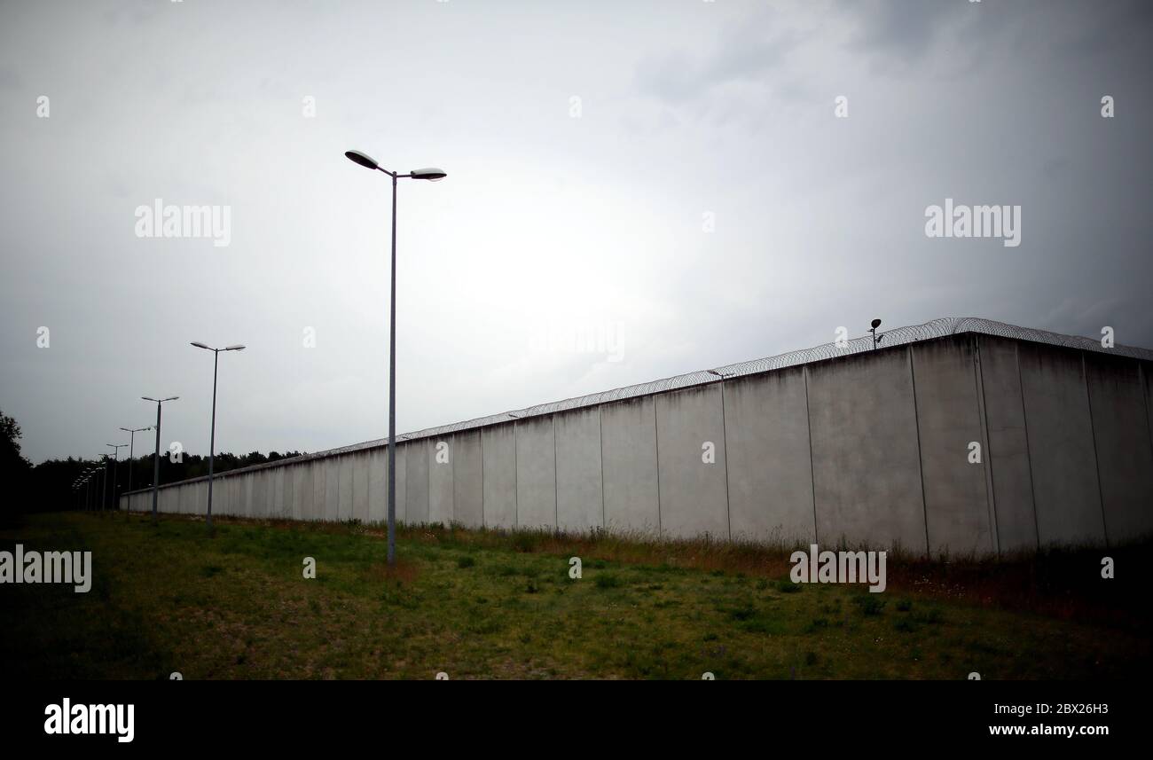 Burg, Deutschland. Juni 2020. Eine Außenmauer des Gefängnisses (JVA) Burg. Der Rechtsextremist Stephan B., der im Oktober 2019 eine Synagoge in Halle angegriffen und anschließend zwei Personen ermordet hat, wurde nach einem Fluchtversuch in Halle in das Gefängnis Burg überführt. (Zu dpa 'Fluchtversuch von Stephan B. - unglaubliche fünf Minuten') Quelle: Ronny Hartmann/dpa/Alamy Live News Stockfoto