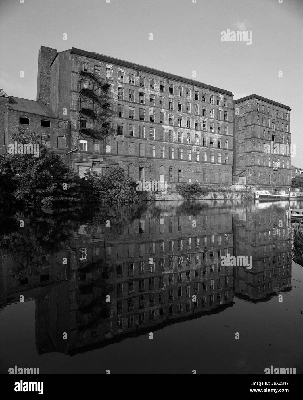 1995, Rose Wharf, ein verödltes altes Mühlengebäude neben dem Fluss Aire, Leeds, West Yorkshire, Nordengland, Großbritannien Stockfoto