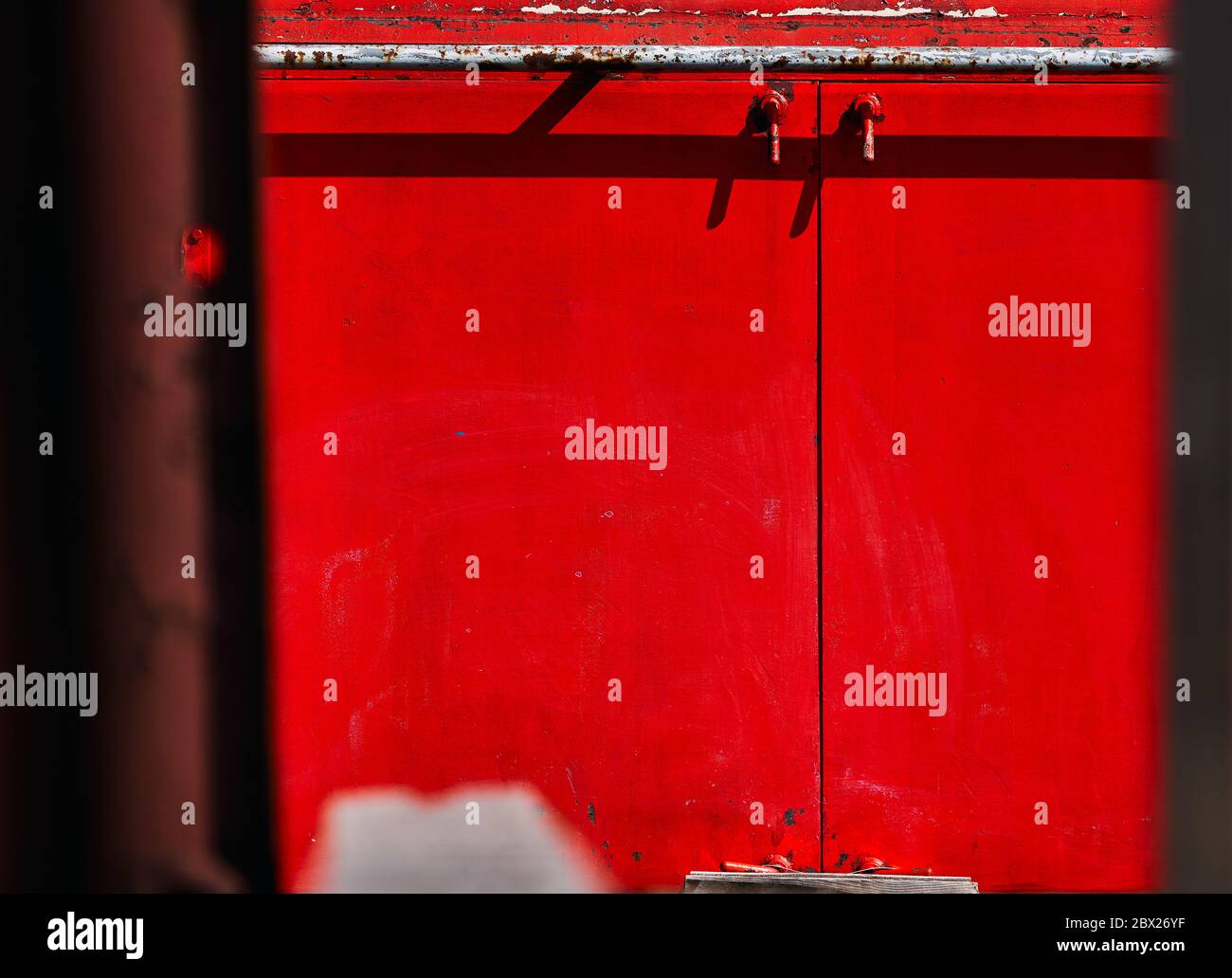 Rote abstrakte Linien und Strukturen auf der Seite einer alten Lokomotive Stockfoto