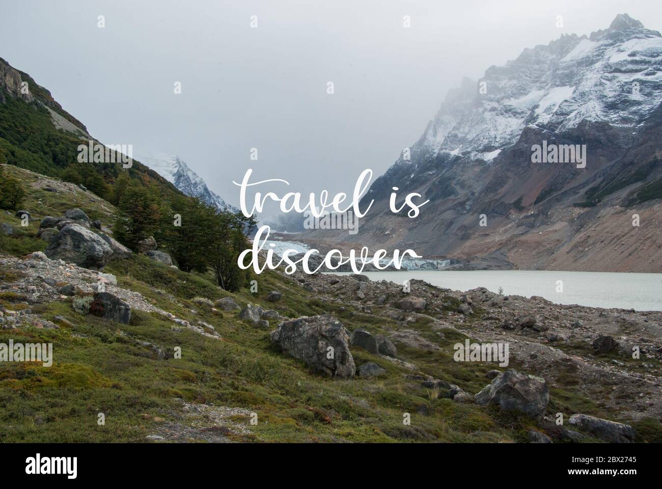 Wilde Landschaft in patagonien mit einem überlappenden Text Zitat erkunden Traum entkommen, vlog Blogger Thema für Reisen, Reise inspirierende Hintergrund Poster Stockfoto