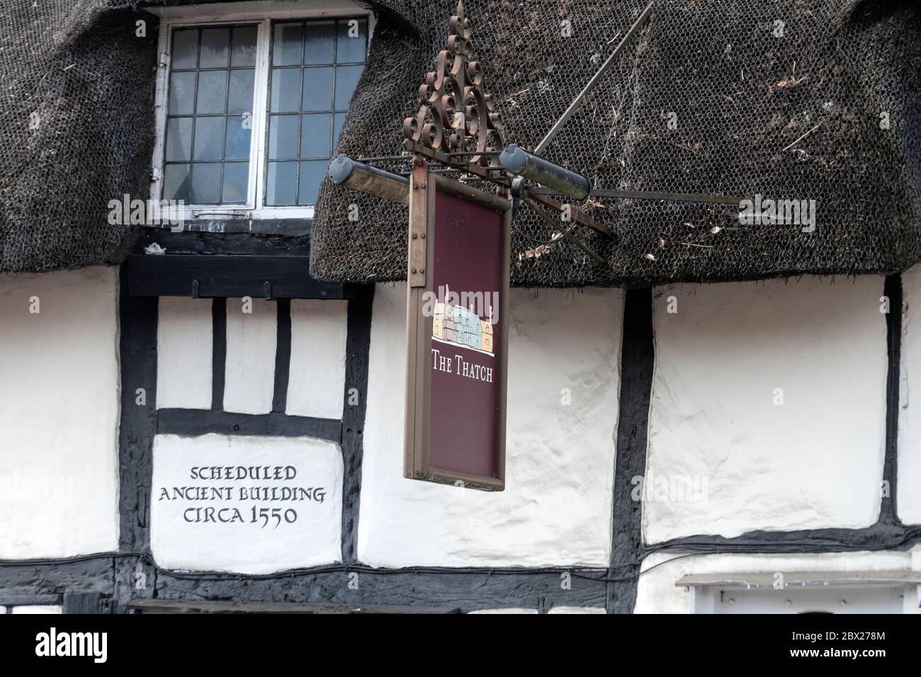 Das calledâ Thatchâ ist ein Reetdachgebäude, das 1550 erbaut wurde. Es liegt an der Lower High Street in der Marktstadt Thame in Oxfordshire, bei der Stadt Stockfoto