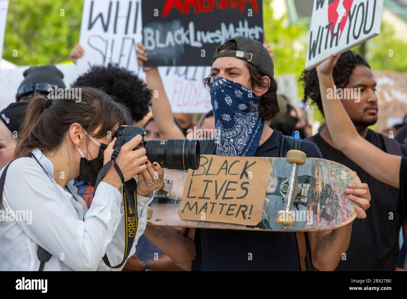 Detroit, Usa. Juni 2020. Detroit, Michigan - EIN Fotograf arbeitet, um die Polizeibrutalität Proteste während der Coronavirus-Pandemie zu dokumentieren. Am sechsten Tag in Folge marschierten Demonstranten in Detroit, um gegen die Polizeimorde von George Floyd in Minneapolis zu protestieren. Kredit: Jim West/Alamy Live News Stockfoto