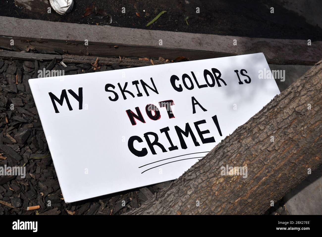 Beverly Hills, CA/USA - 30. Mai 2020: Zeichen, das hinter dem Lesen meiner Hautfarbe zurückgelassen wurde, ist kein Verbrechen nach dem protestmarsch der Black Lives Matter in Fairfax Stockfoto