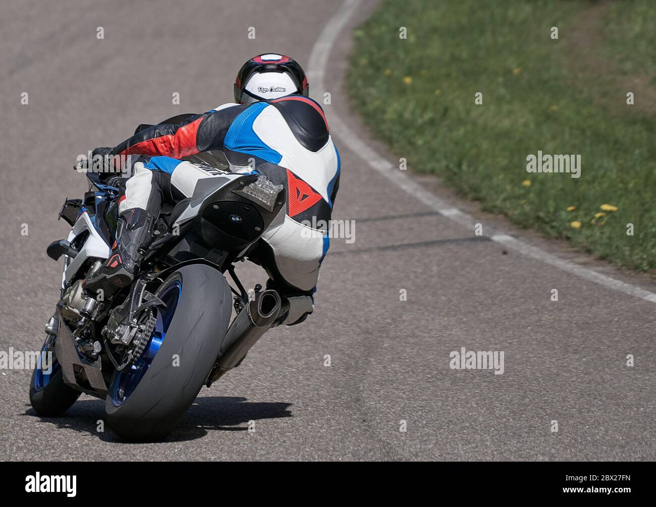 25-05-2020 Riga, Lettland. Motorradfahrer fährt auf Straße, Seitenansicht, Nahaufnahme. Stockfoto