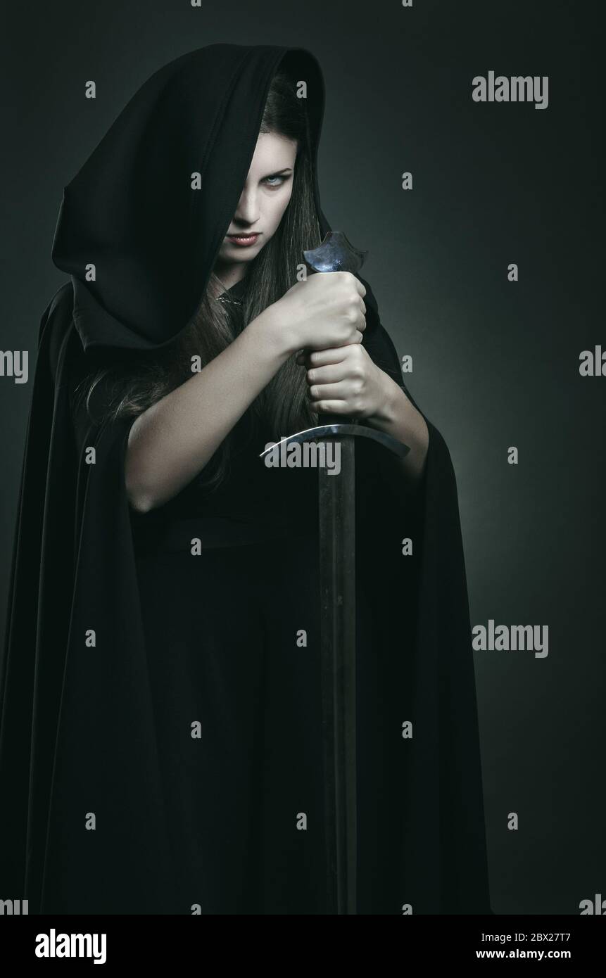 Böse Ausdruck der schönen dunklen Frau mit Schwert. Fantasie und Legende Stockfoto
