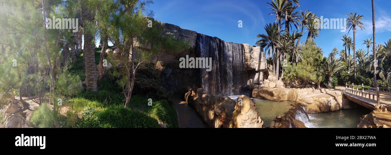 Bild präsentiert eine atemberaubende Landschaft des Wasserfalls Stockfoto