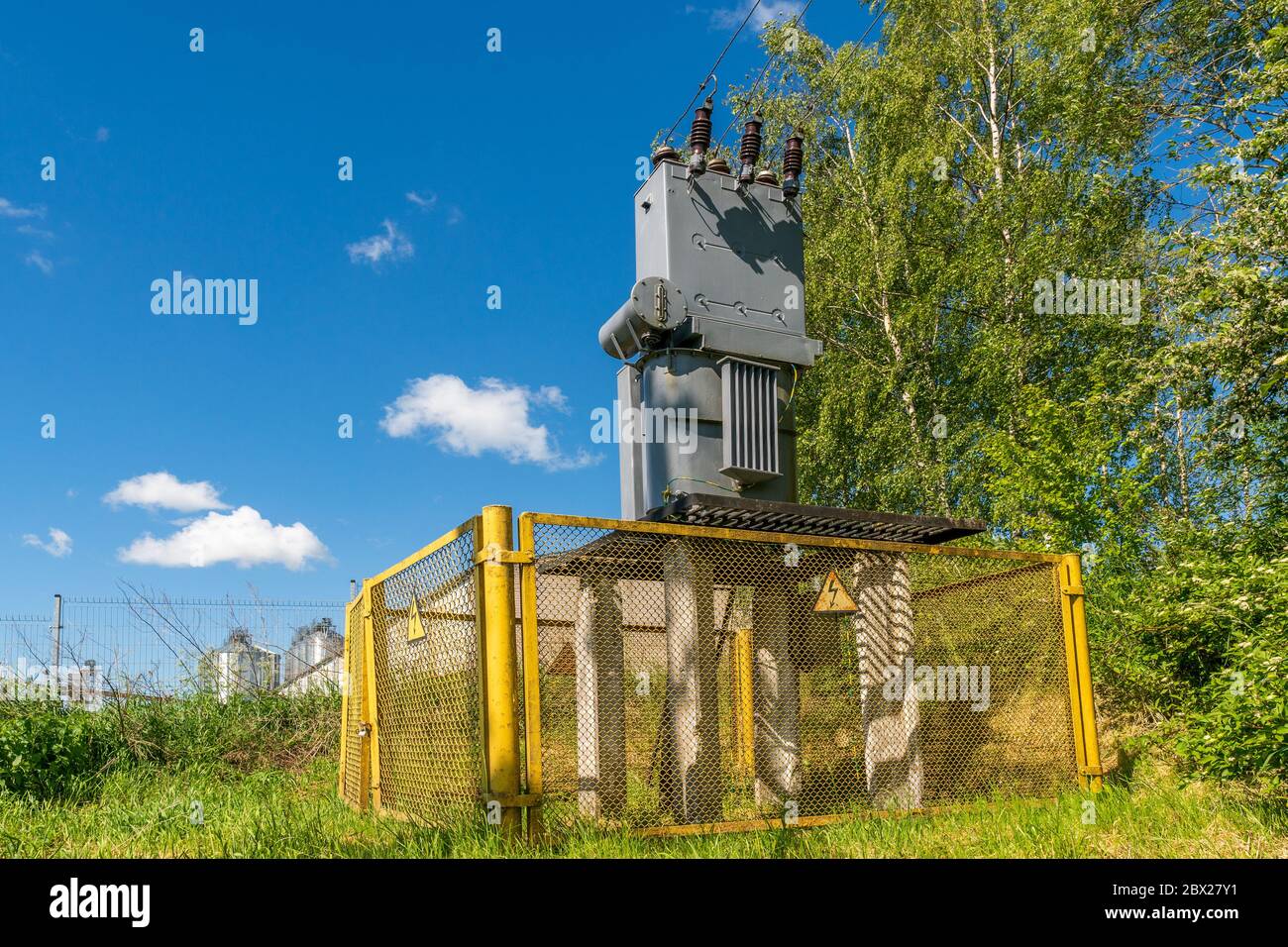 Kleine Umspannstation und Umspannwerk in der Natur Stockfoto