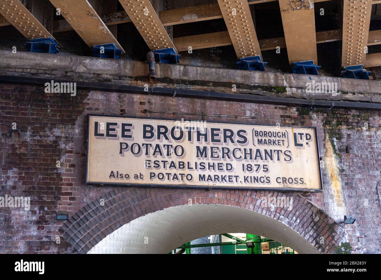 Altes Werbeschild für Kartoffelhändler, London, Großbritannien Stockfoto