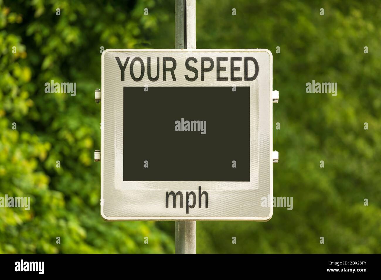 Geschwindigkeitsanzeigesgerät (SID), das die Geschwindigkeit der sich nähernden Autos misst und anzeigt. Leerer Bildschirm. GROSSBRITANNIEN. Andere Bildschirmvarianten in meinem Portfolio. Stockfoto