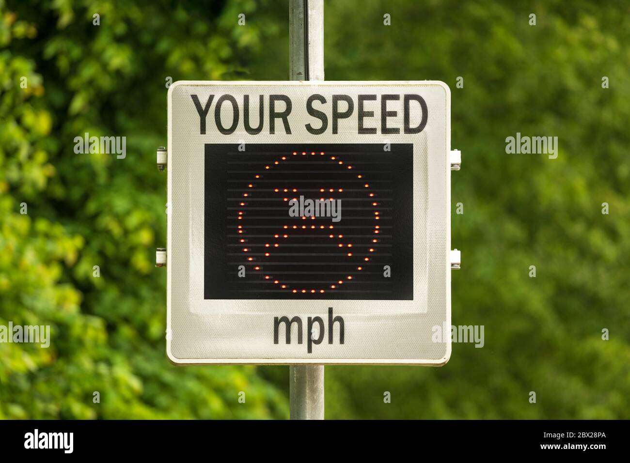 Geschwindigkeitsanzeigesgerät (SID), das die Geschwindigkeit der sich nähernden Autos misst und anzeigt. GROSSBRITANNIEN. Andere Bildschirmvarianten in meinem Portfolio. Stockfoto