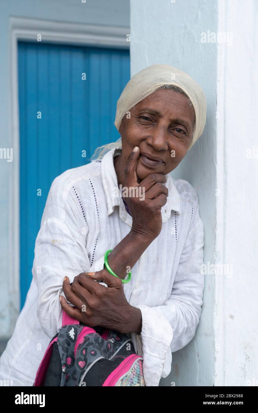 Bewohner von Havanna beobachtet Passanten Stockfoto