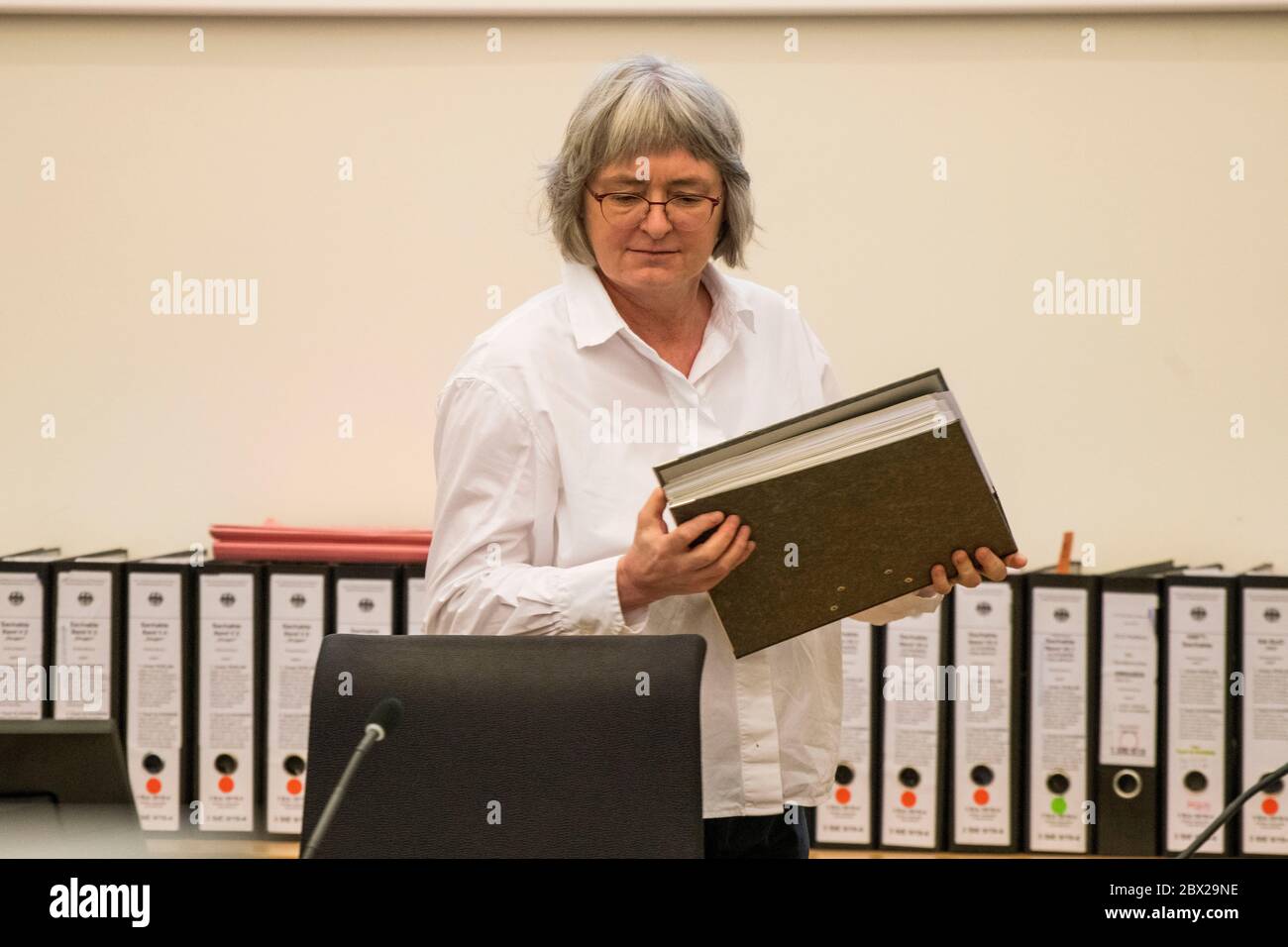 Koblenz, Deutschland. Juni 2020. Richterin Anne Kerber steht in einem Saal des Amtsgerichts. Ein Prozess gegen zwei mutmaßliche Mitglieder des syrischen Geheimdienstes wegen der Vorwürfe der Folter wurde vor Gericht fortgesetzt. Die 57- und 44-jährigen Männer sollen unter anderem Verbrechen gegen die Menschlichkeit begangen haben. Dies soll das weltweit erste Strafverfahren für angebliche syrische Staatsfolter sein. Quelle: Thomas Lohnes/AFP/POOL/dpa/Alamy Live News Stockfoto