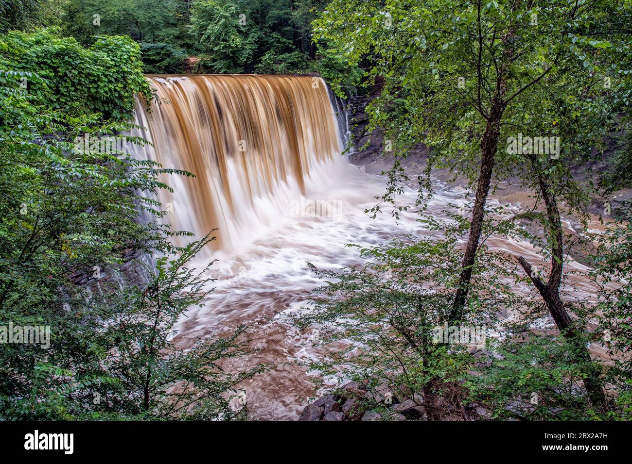 Dramatische Vickery Creek Falls im Old Mill Park während einer Überschwemmung. Stockfoto