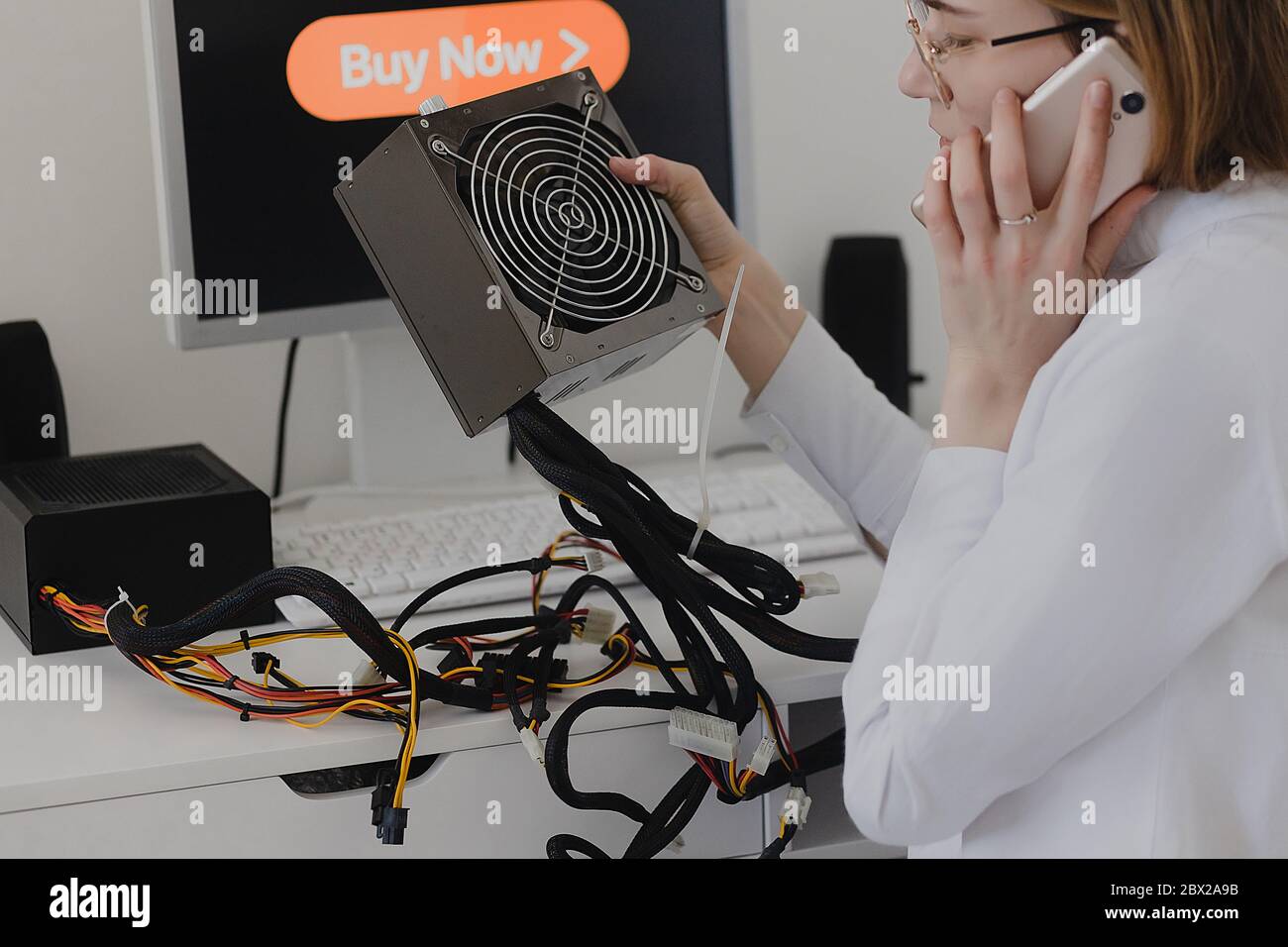 Stromversorgung Elektronik Technologiekonzept. Junge Frau online einkaufen Stromversorgung Stockfoto