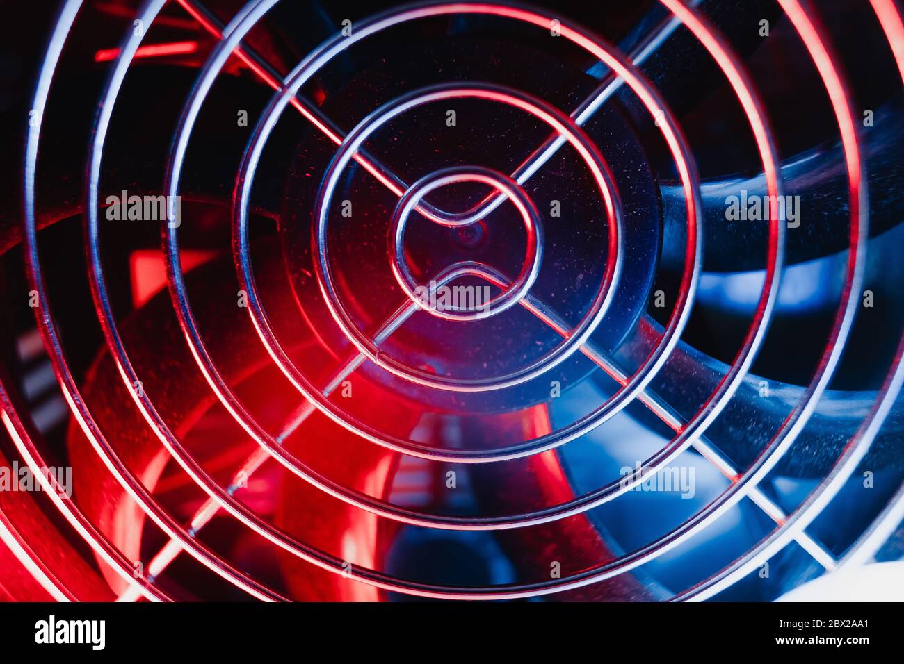 Netzteil Kühler Grill Elektronik Technologie Konzept Details blau rot Licht Hintergrund frei Raum für Text dunkel Stockfoto