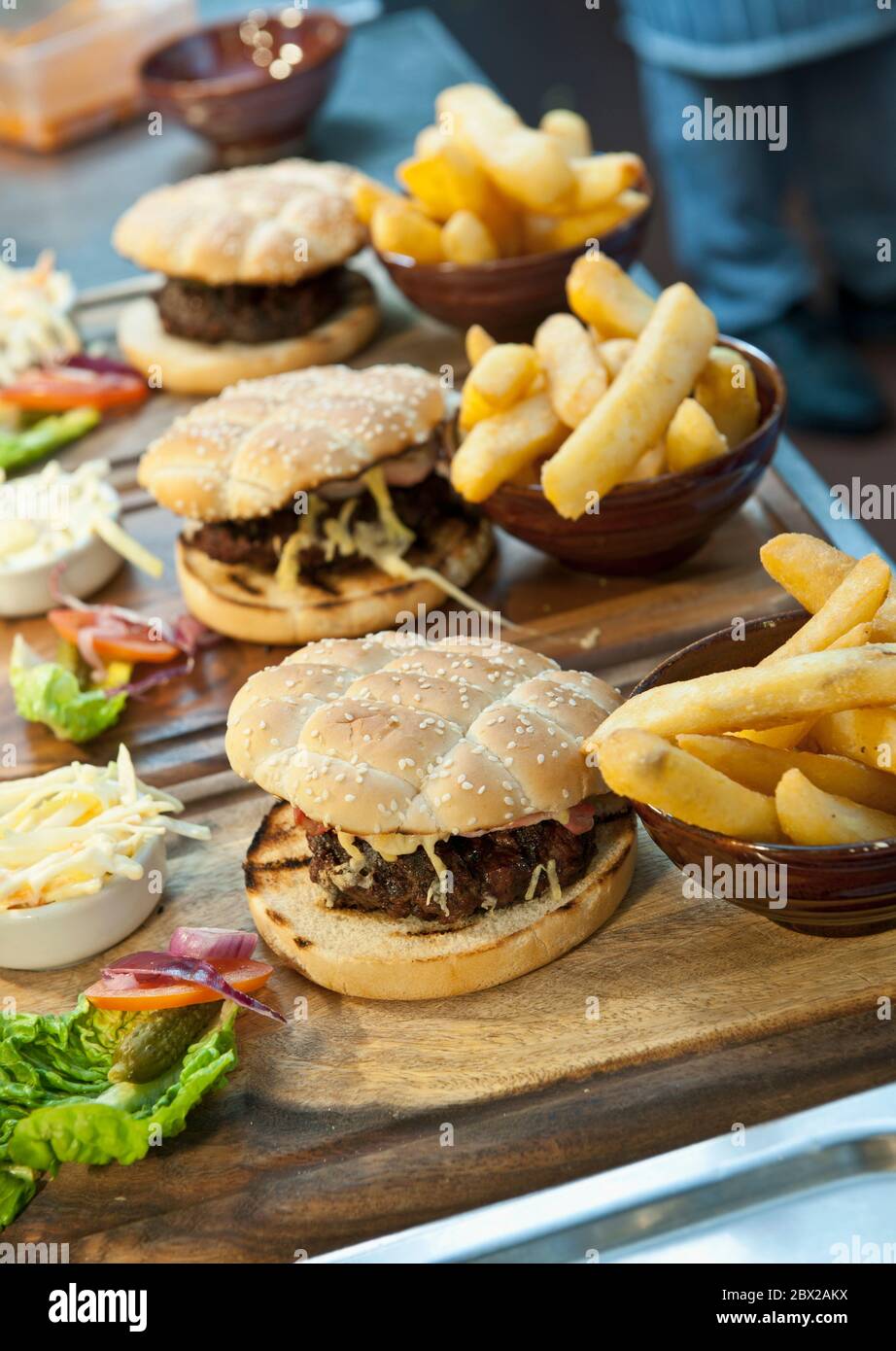 Teller mit Hamburgern in einem Restaurant - fertig Serviert Stockfoto
