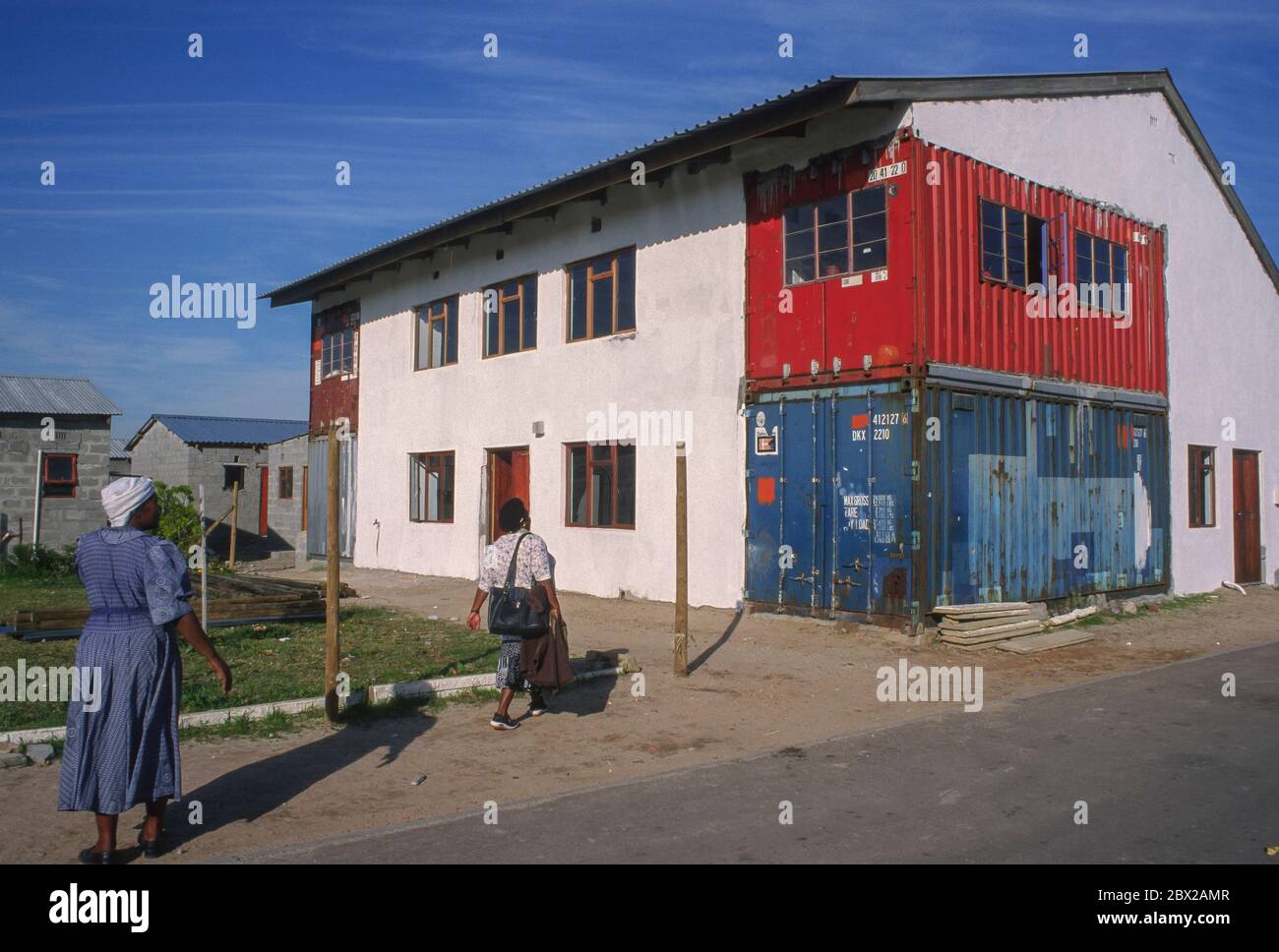 KAPSTADT, SÜDAFRIKA, APRIL 1999 - Haus gebaut mit Schiffscontainern in Cape Flats. Stockfoto