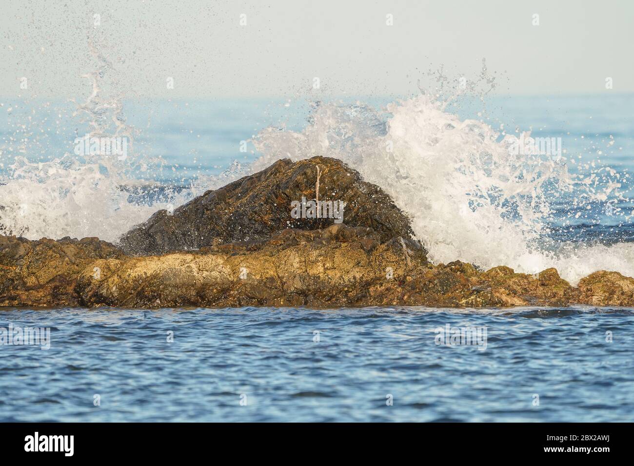 Wellen brechen gegen Felsen im Mittelmeer, Spanien. Stockfoto