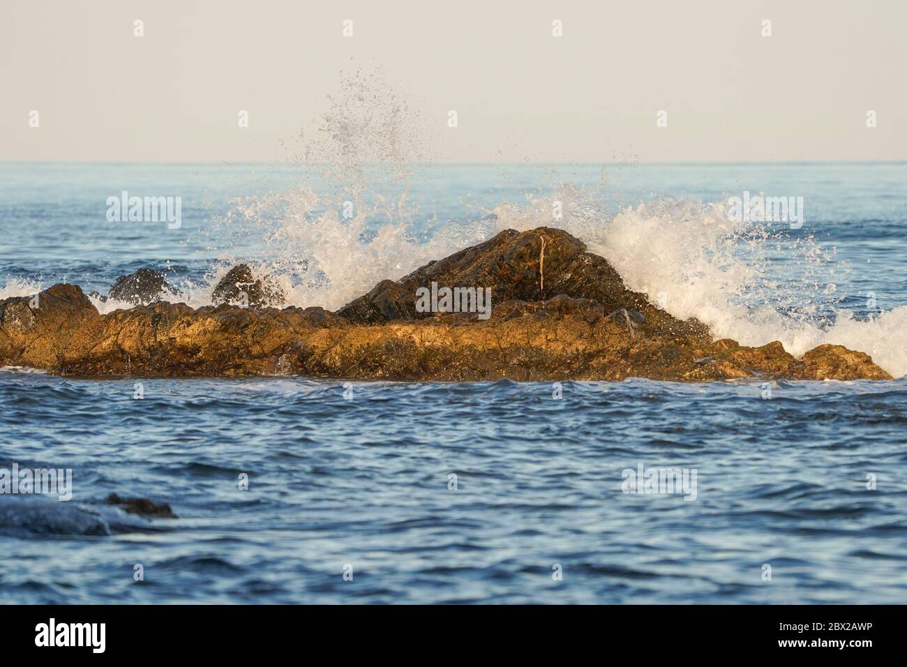 Wellen brechen gegen Felsen im Mittelmeer, Spanien. Stockfoto