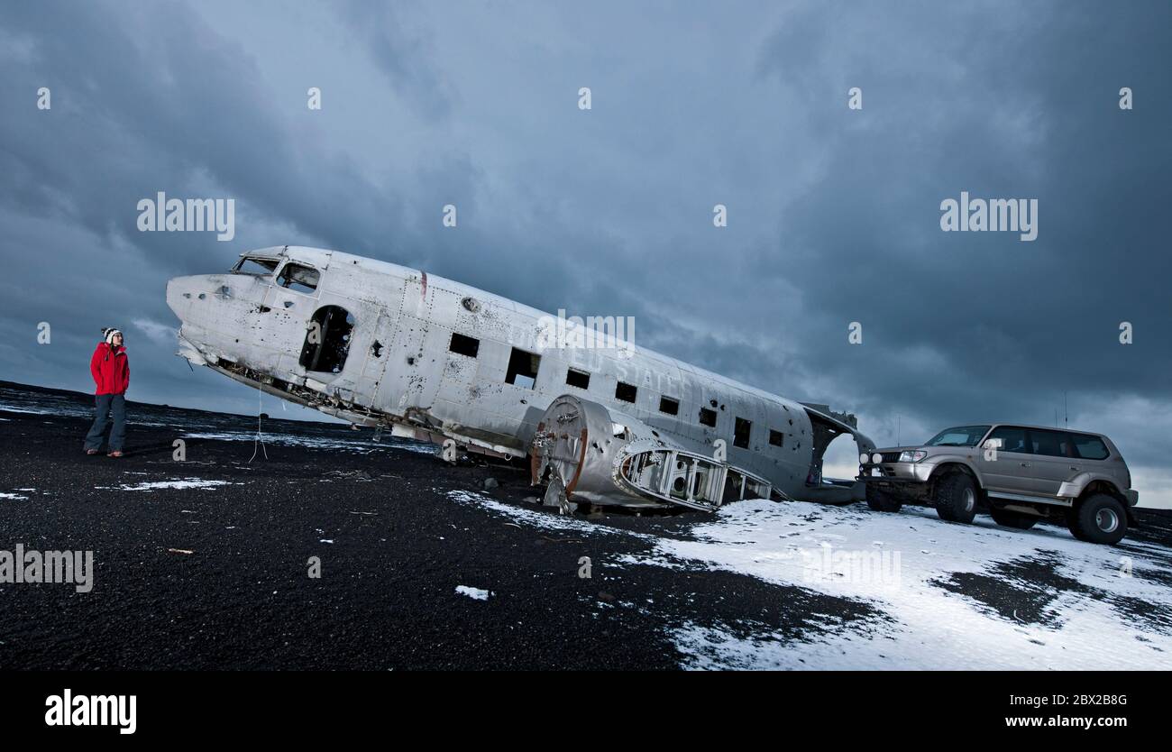 Frau, die das berühmte Flugzeugwrack in Island erkundet Stockfoto