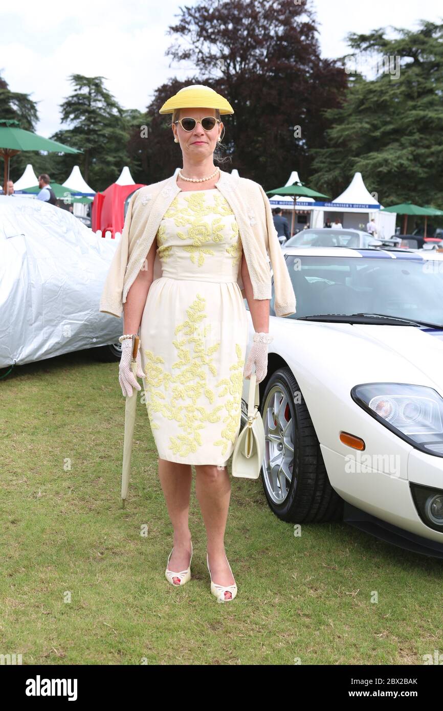 Der Salon Privé feiert 2015 sein 10-jähriges Bestehen mit der heutigen Ankündigung, in den prächtigen Blenheim Palace zu ziehen, und unterstreicht damit seine Position als die prestigeträchtigste Automobilveranstaltung Großbritanniens. Aufbauend auf den Errungenschaften eines bemerkenswerten Jahrzehnts, das die Etablierung des Concours d’Elégance als eines der drei renommiertesten Oldtimer-Events der Welt umfasst, bietet der Umzug nach Blenheim Palace einen Ort, der perfekt auf den Reiz und den Ruf des Salon Privé abgestimmt ist. Salon Privé wird auch weiterhin seine etablierte Datumsgrenze Anfang September beibehalten. Stockfoto