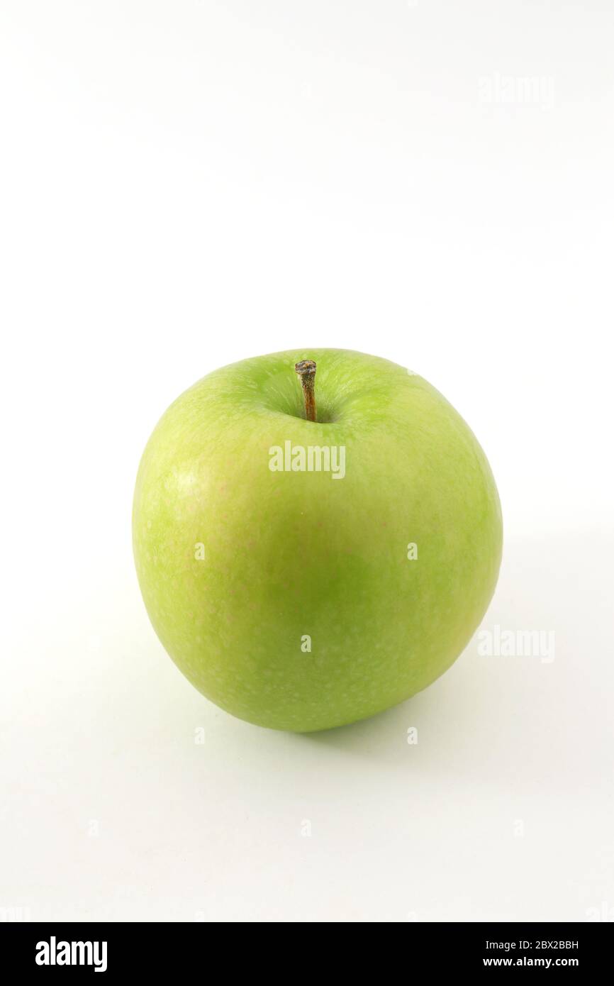 Grüne Apfelfrucht auf weißem Hintergrund isoliert Stockfoto