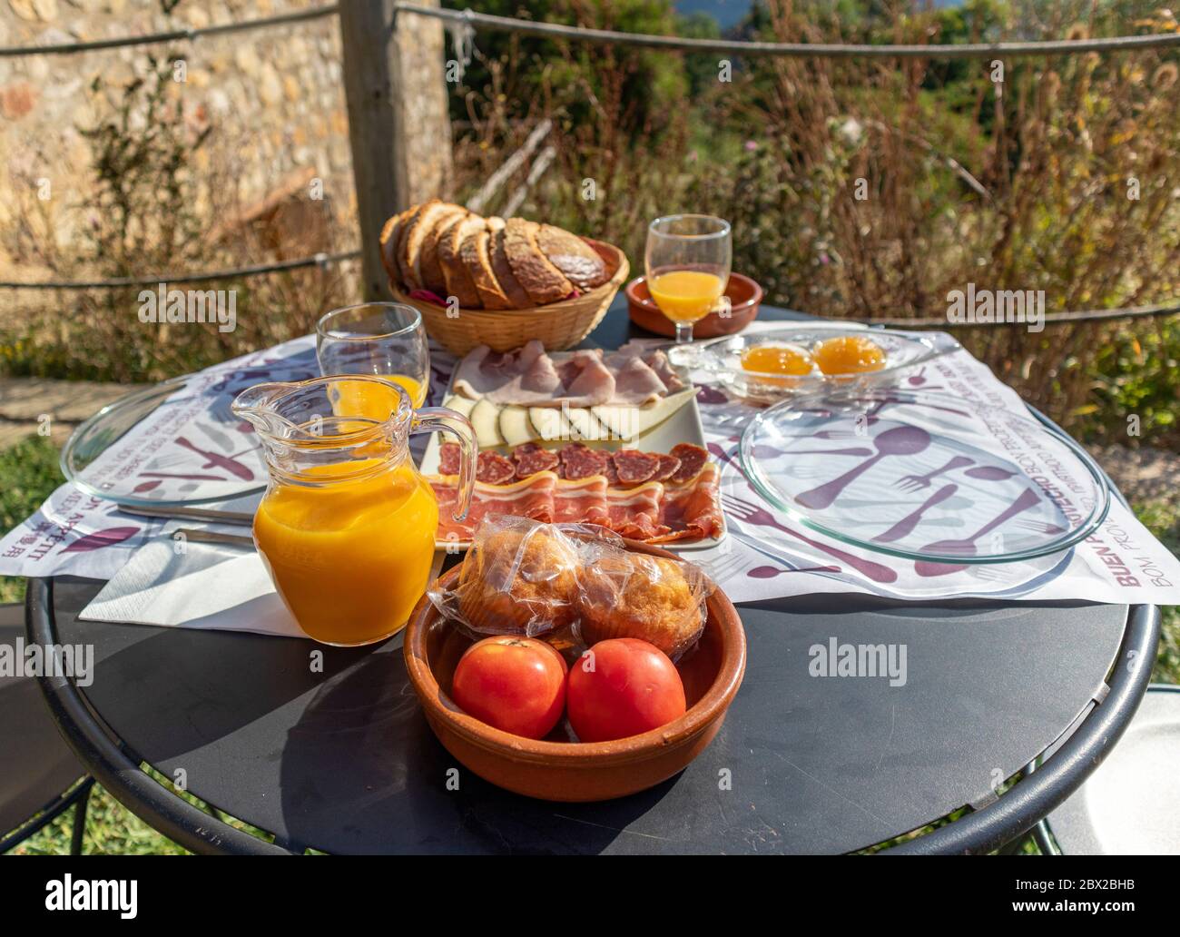 Komplettes Open-Air-Frühstück mit Blick auf die Berge Stockfoto