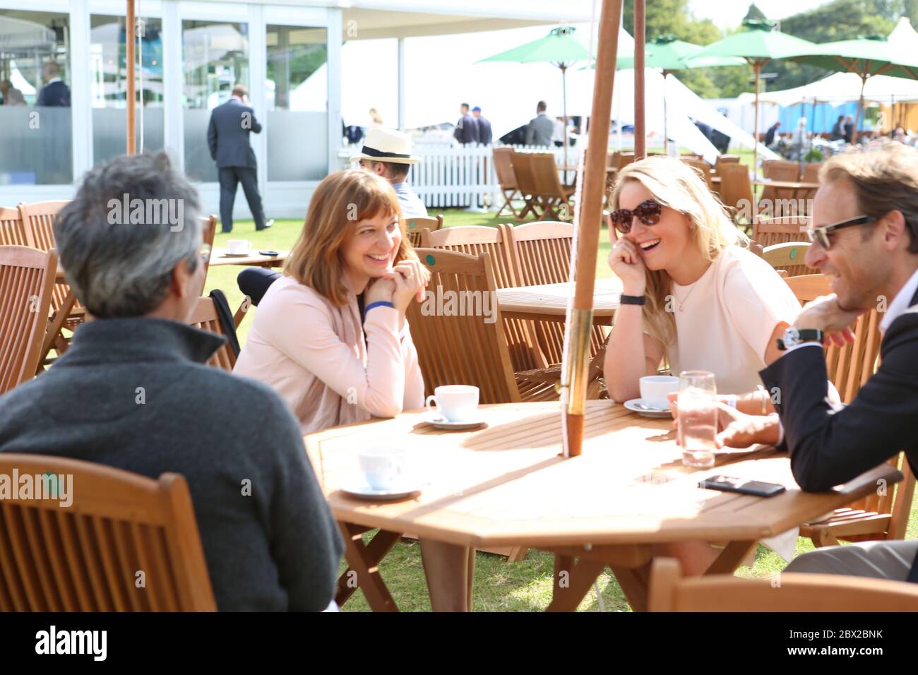 Der Salon Privé feiert 2015 sein 10-jähriges Bestehen mit der heutigen Ankündigung, in den prächtigen Blenheim Palace zu ziehen, und unterstreicht damit seine Position als die prestigeträchtigste Automobilveranstaltung Großbritanniens. Aufbauend auf den Errungenschaften eines bemerkenswerten Jahrzehnts, das die Etablierung des Concours d’Elégance als eines der drei renommiertesten Oldtimer-Events der Welt umfasst, bietet der Umzug nach Blenheim Palace einen Ort, der perfekt auf den Reiz und den Ruf des Salon Privé abgestimmt ist. Salon Privé wird auch weiterhin seine etablierte Datumsgrenze Anfang September beibehalten. Stockfoto