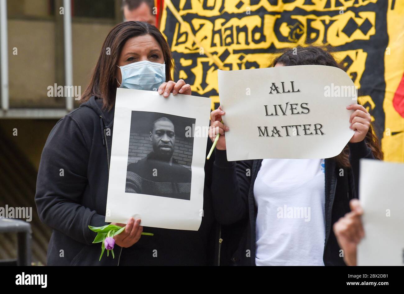 Brighton UK 4. Juni 2020 - Menschen nehmen an der friedlichen Black Lives Matter Anti-Rassismus-Kundgebung vor dem Hove Rathaus Teil. Es gab Proteste in ganz Amerika, Großbritannien und anderen Ländern seit dem Tod von George Floyd, während er von der Polizei in Minneapolis am 25. Mai verhaftet wurde: Credit Simon Dack / Alamy Live News Stockfoto