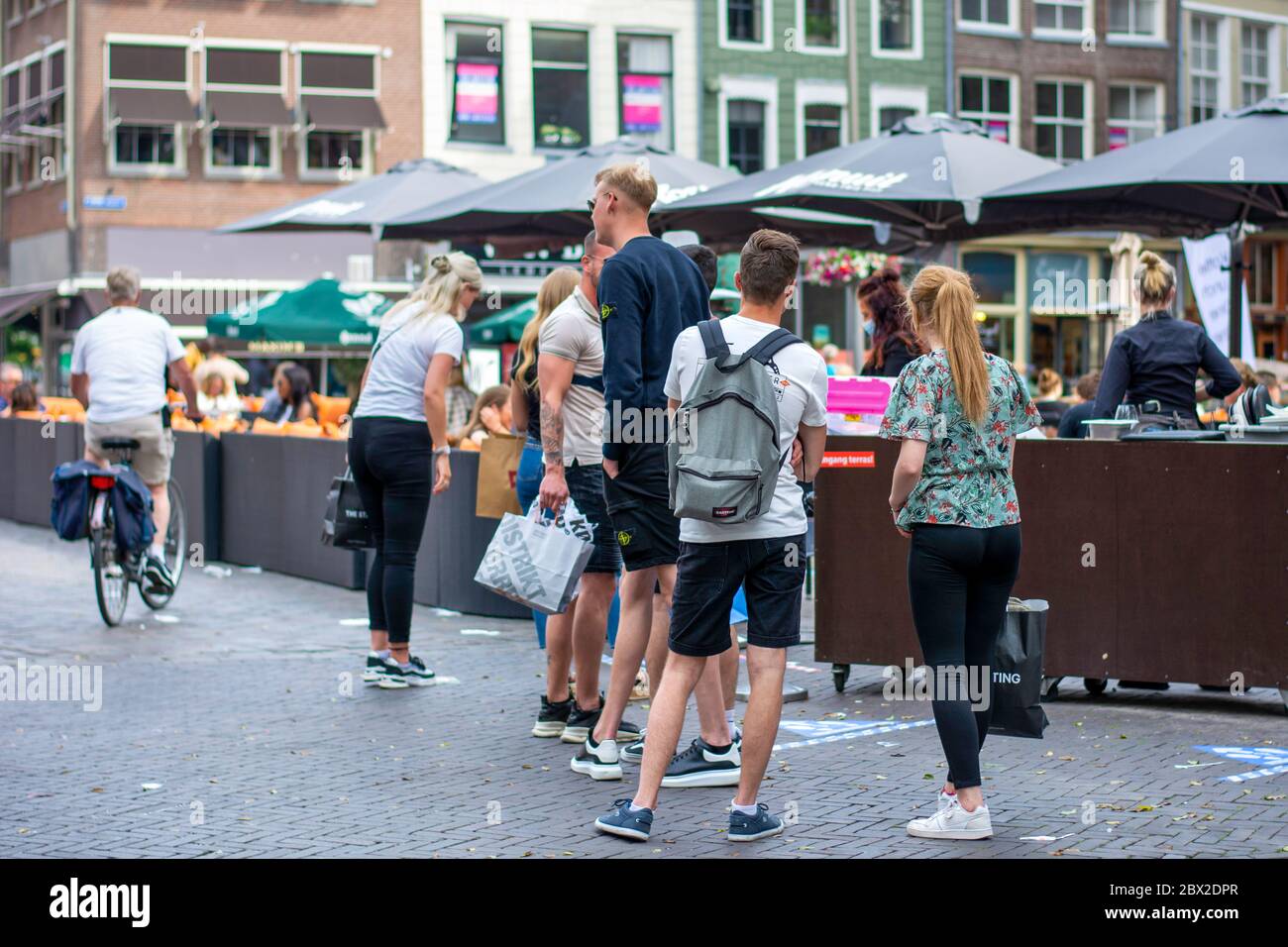 Zwolle, Niederlande. Neue normale. Die Leute warten in der Schlange, um auf einer Terrasse erlaubt zu werden. Reservierungen sind erforderlich und es gibt auch ein paar Regeln Stockfoto