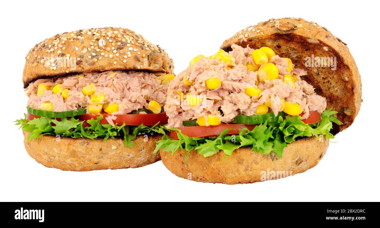 Zwei Thunfisch-und Süßkorn-Brötchen mit frischem Salat auf weißem Hintergrund isoliert Stockfoto