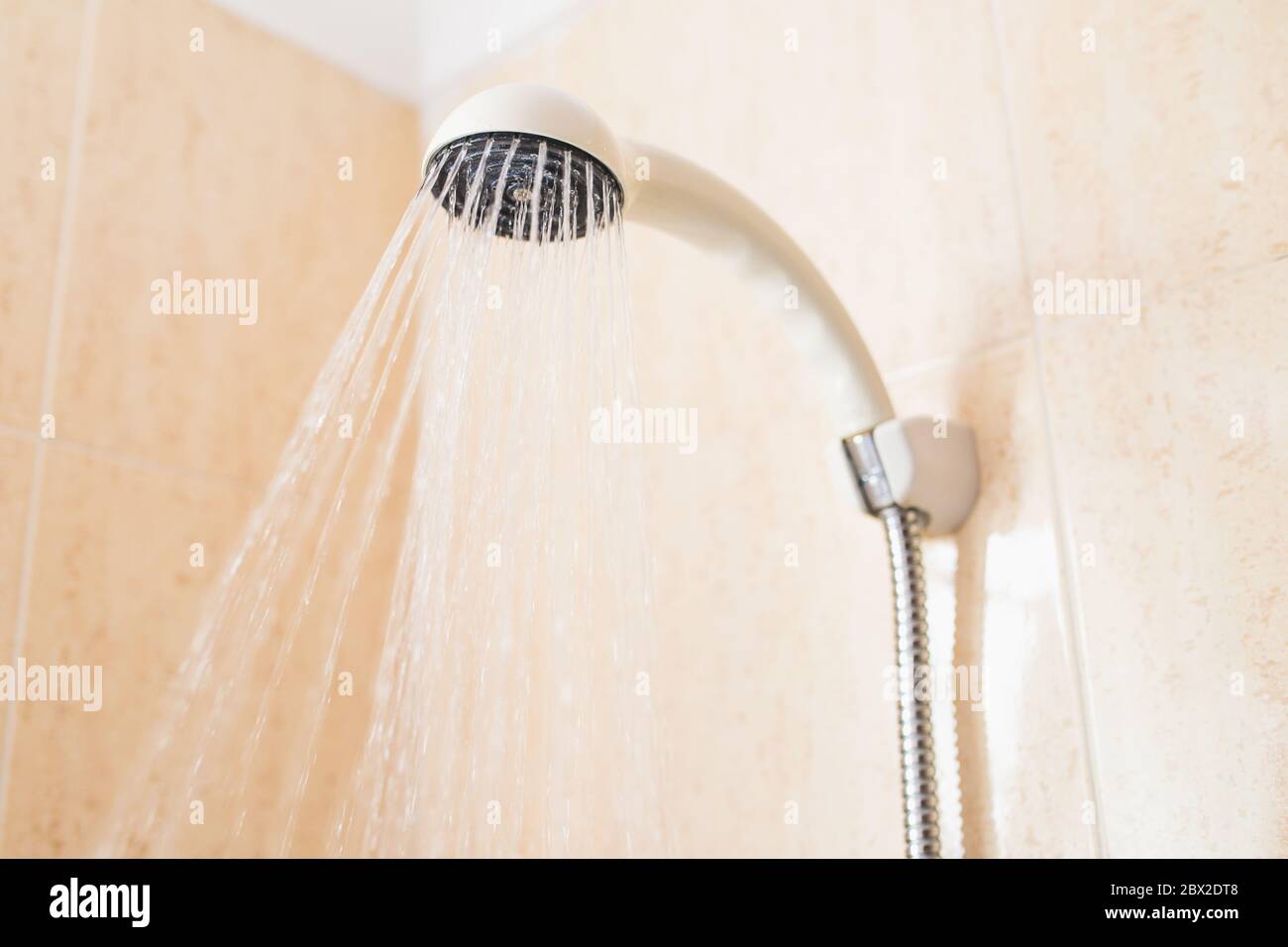 Wasser aus der Dusche im Bad - heißes Wasser ist vorbei, während man duscht Stockfoto