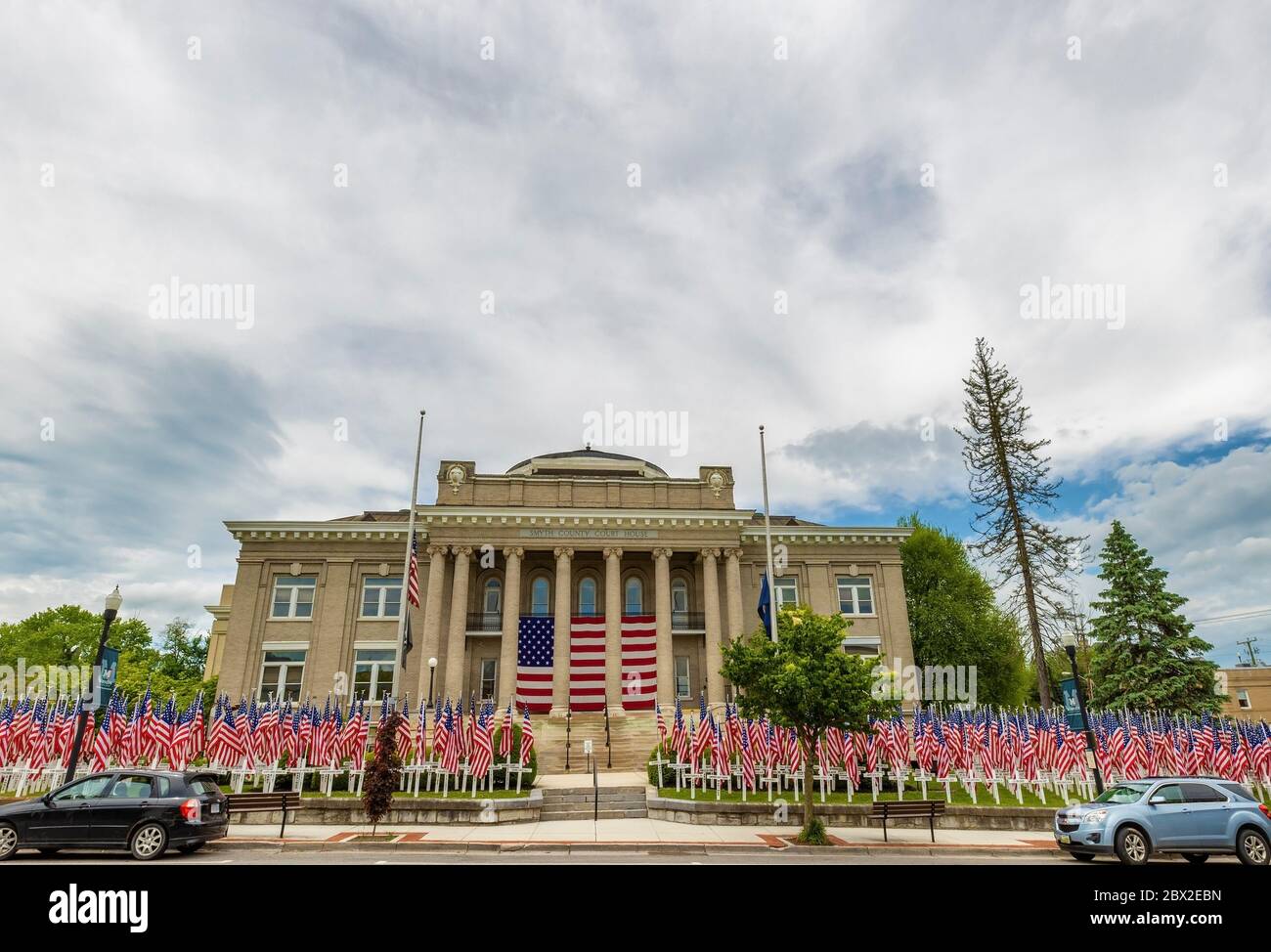 Morristown, Tennessee, USA - 22. Mai 2020: Memorial Day mit Fahnen und Kreuzen mit Namen derer, die dienten gefeiert. Stockfoto