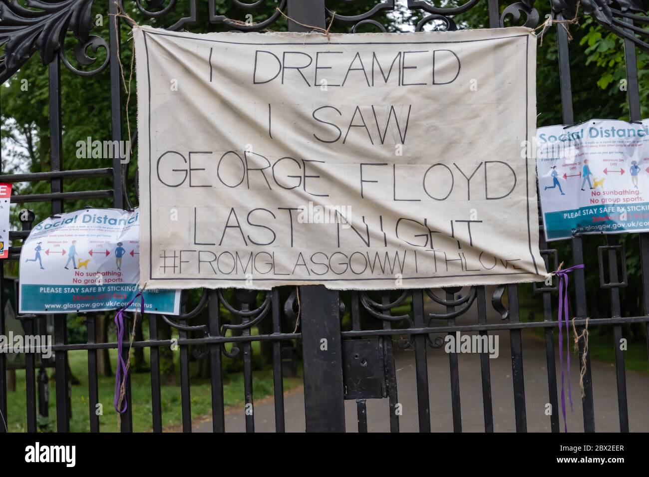 Glasgow, Schottland, Großbritannien. Juni 2020. Ein Schild an den Eingangstoren des Queen's Park, auf dem steht, dass ich geträumt habe, dass ich George Floyd letzte Nacht gesehen habe, aus Glasgow mit Liebe. George Floyd starb am 25. Mai in Polizeigewahrsam in Minneapolis, Minnesota, USA. Kredit: Skully/Alamy Live News Stockfoto