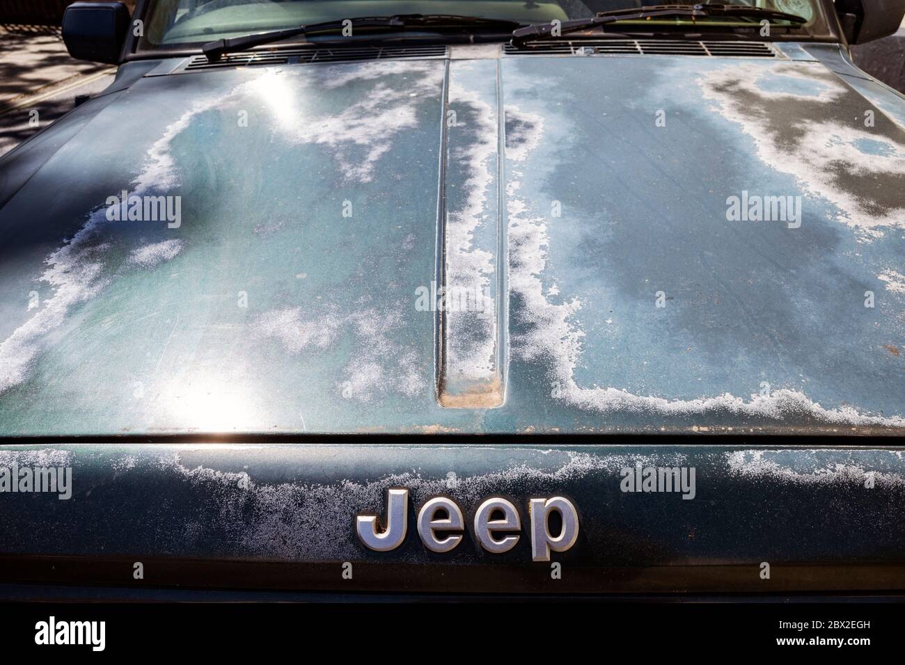 Motorhaube eines Jeeps mit beschädigter Lackierung Stockfoto