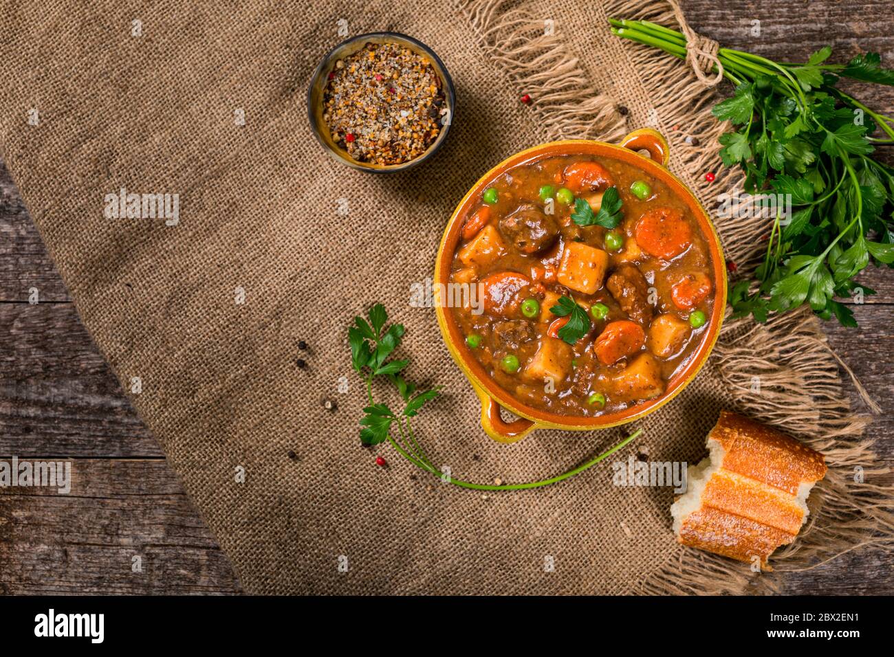 Rindfleisch Eintopf mit Kartoffeln und Karotten in einem langsamen Herd gemacht Stockfoto