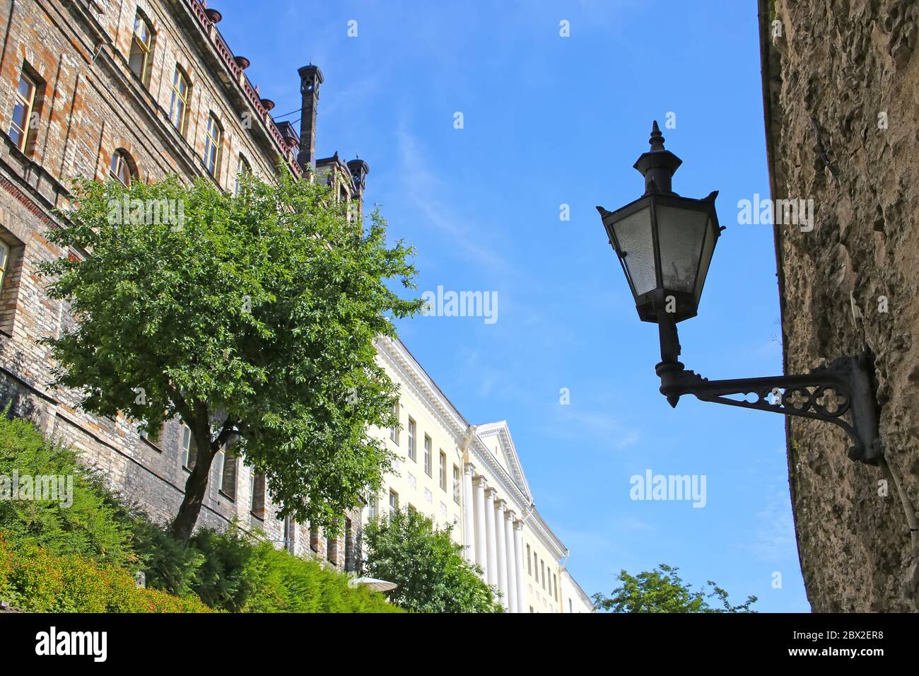 Blick auf eine alte Straßenlampe & schöne mittelalterliche Gebäude & Dächer in der UNESCO-Stadt, Altstadt, Tallinn, Estland. Stockfoto Blick auf eine alte Straßenlampe & schöne mittelalterliche Gebäude & Dächer in der UNESCO-Stadt, Altstadt, Tallinn, Estland. Stockfoto